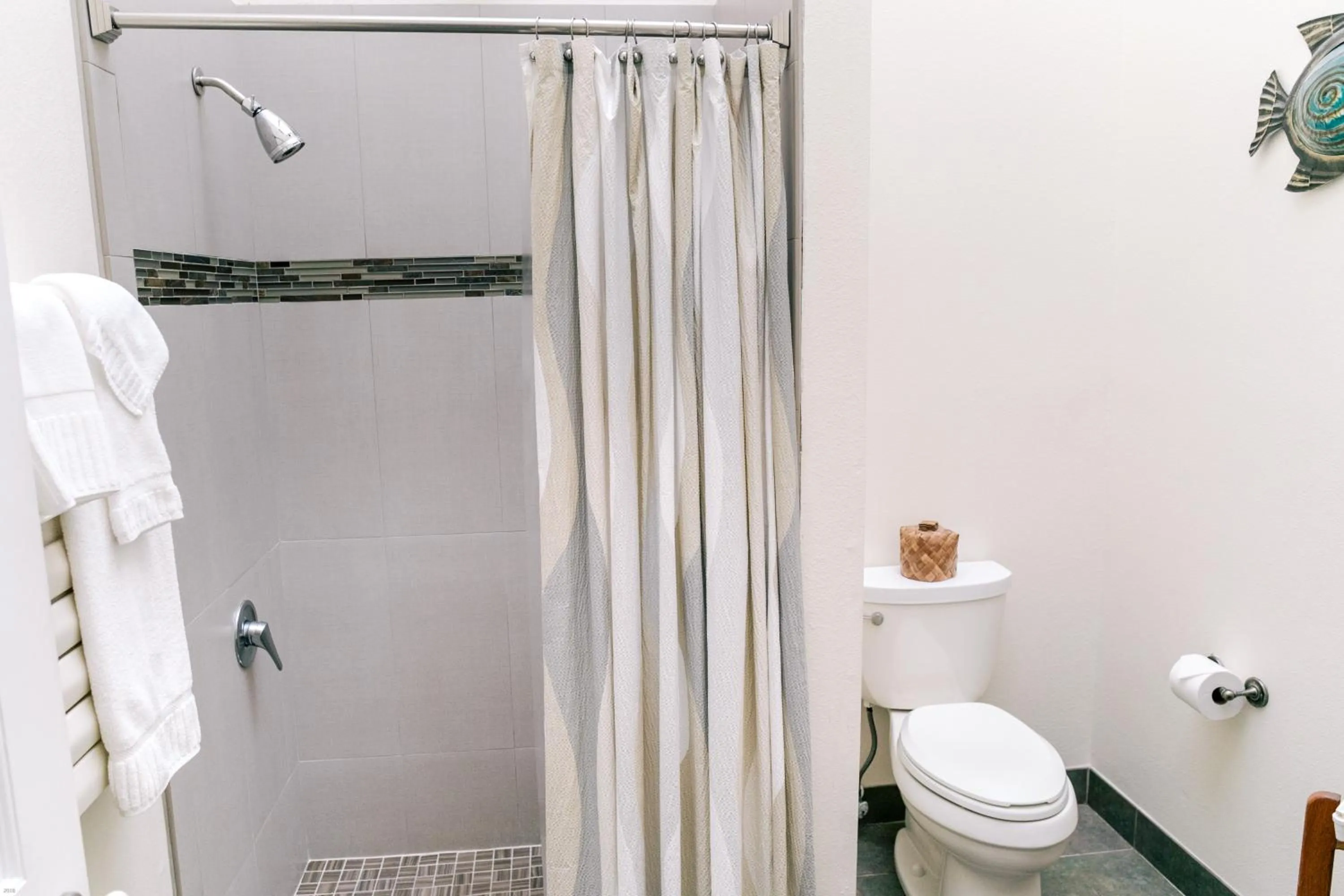 Bathroom in Kilauea Lodge and Restaurant