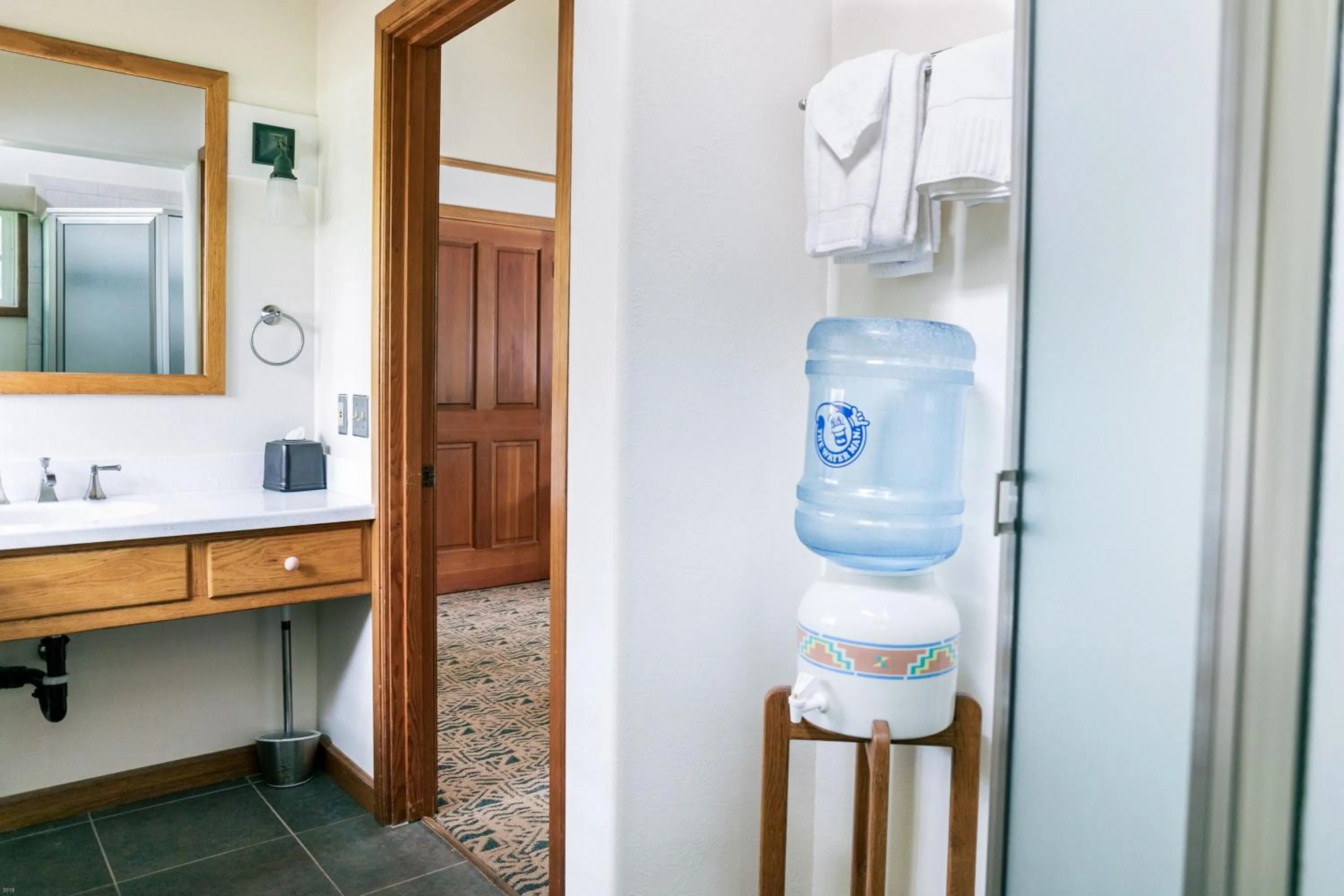 Bathroom in Kilauea Lodge and Restaurant