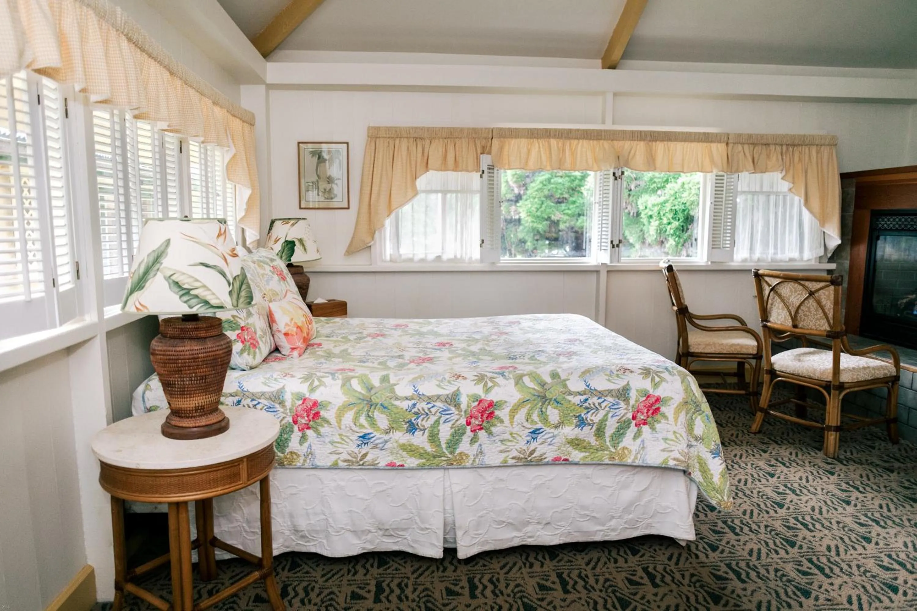 Photo of the whole room, Bed in Kilauea Lodge and Restaurant