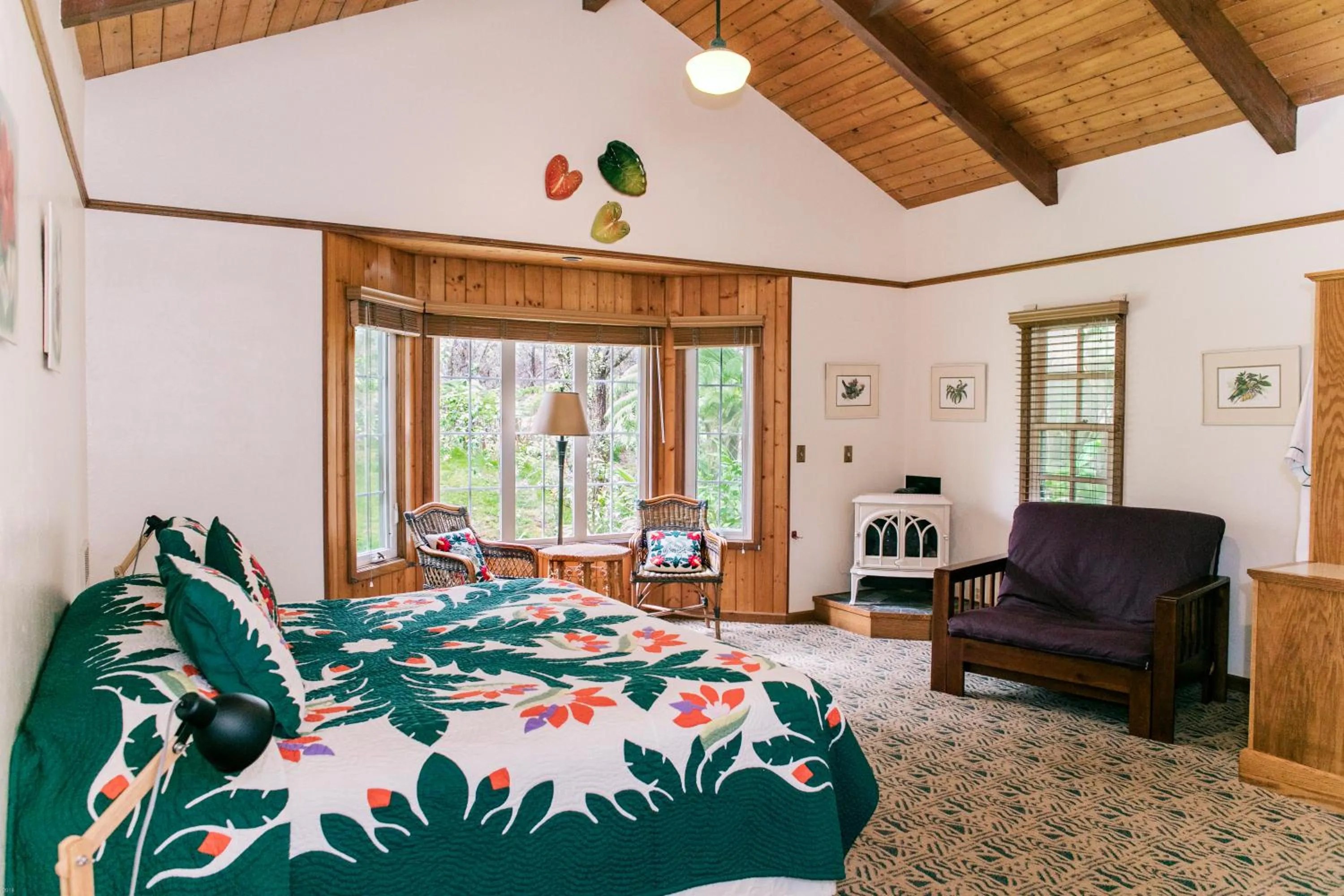 Photo of the whole room, Bed in Kilauea Lodge and Restaurant