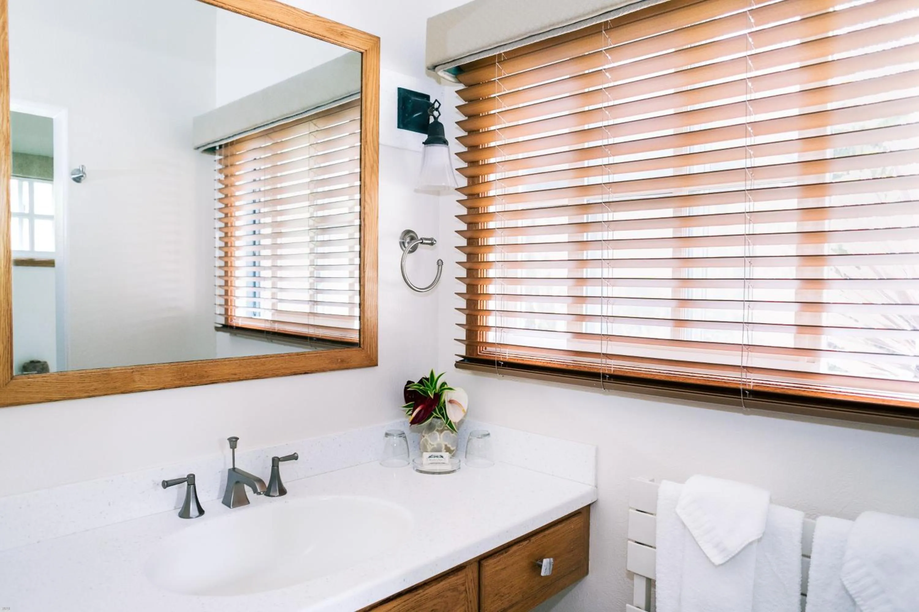 Bathroom in Kilauea Lodge and Restaurant