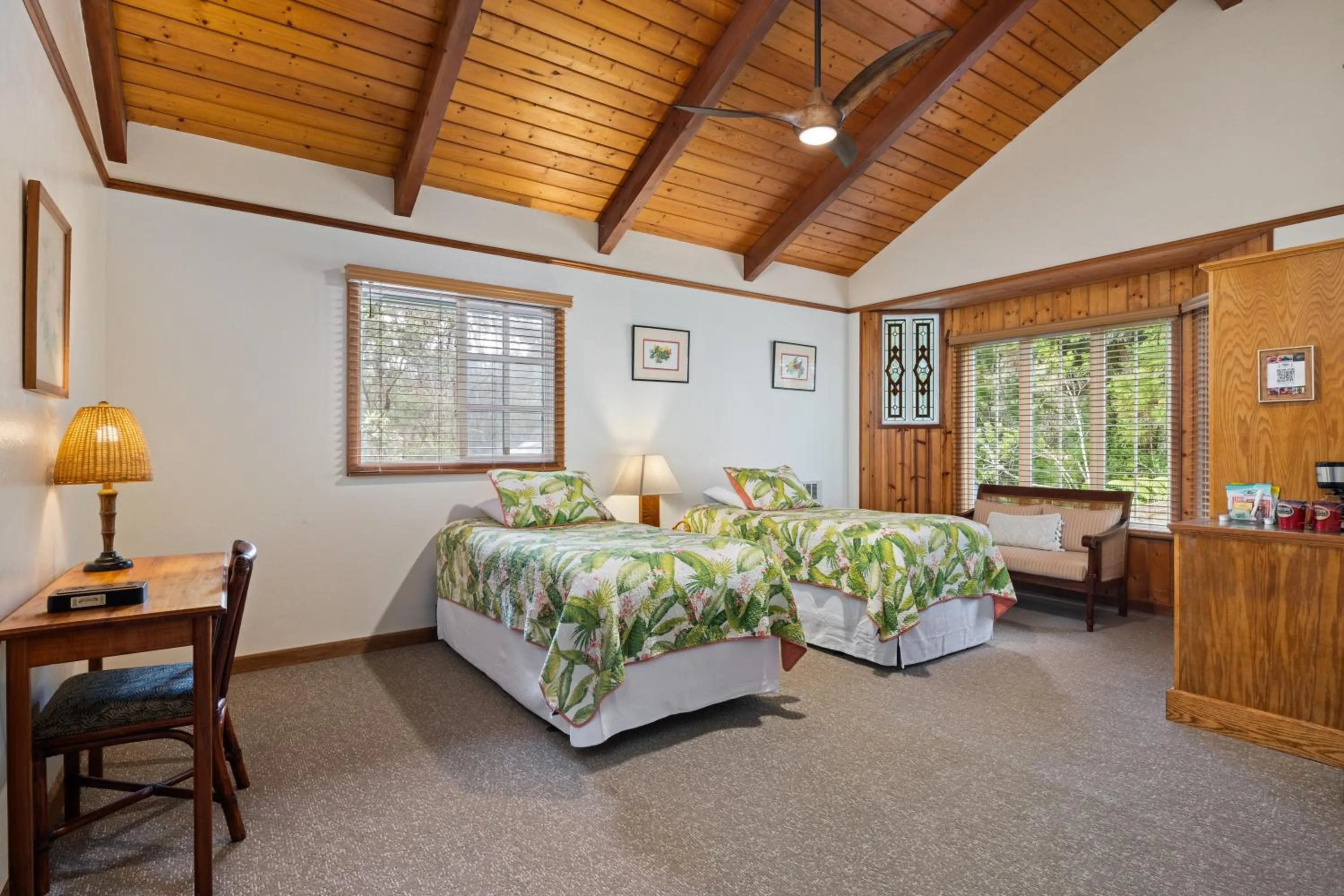 Bed in Kilauea Lodge and Restaurant