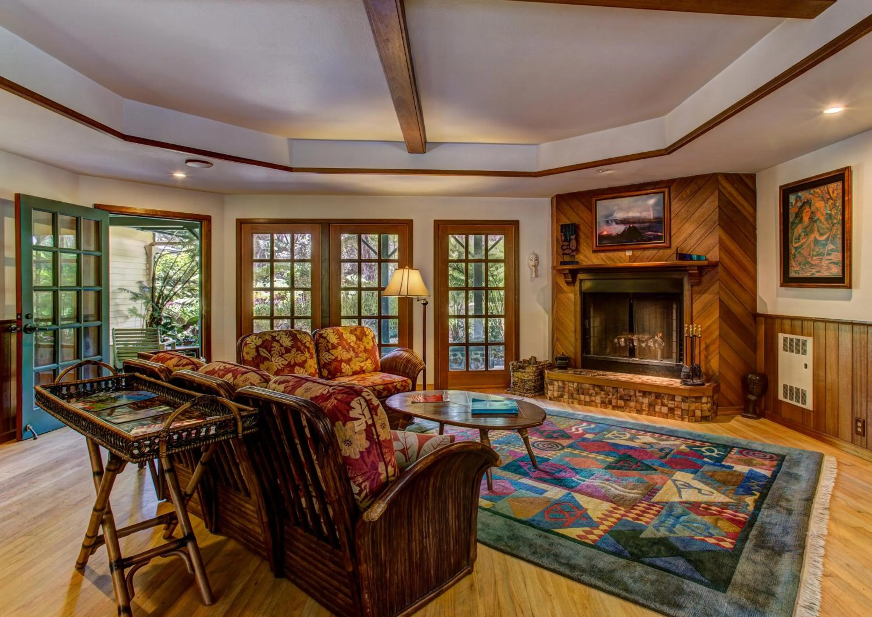 Communal lounge/ TV room in Kilauea Lodge and Restaurant