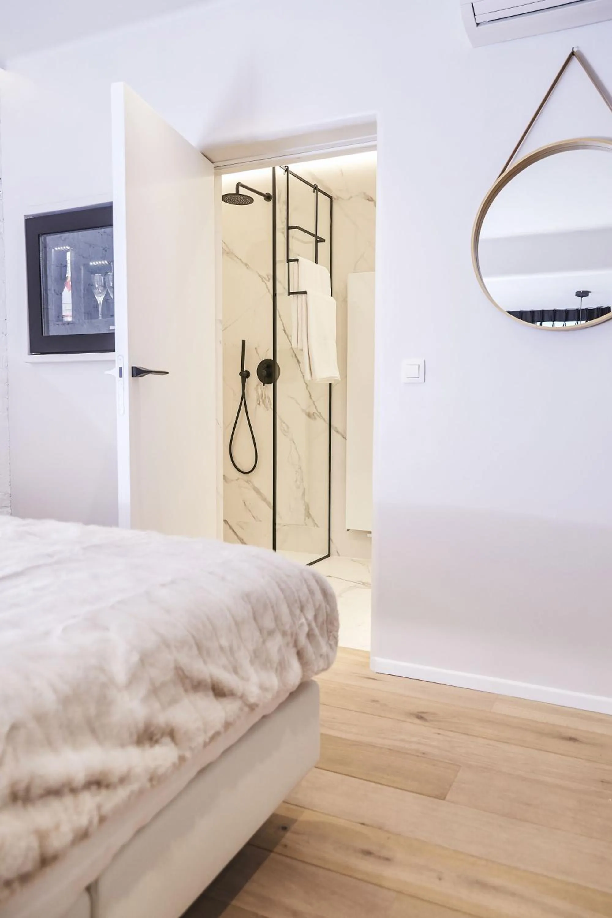 Bathroom, Bed in Hotel ONIRO - Luxury Rooms & Wellness Suites