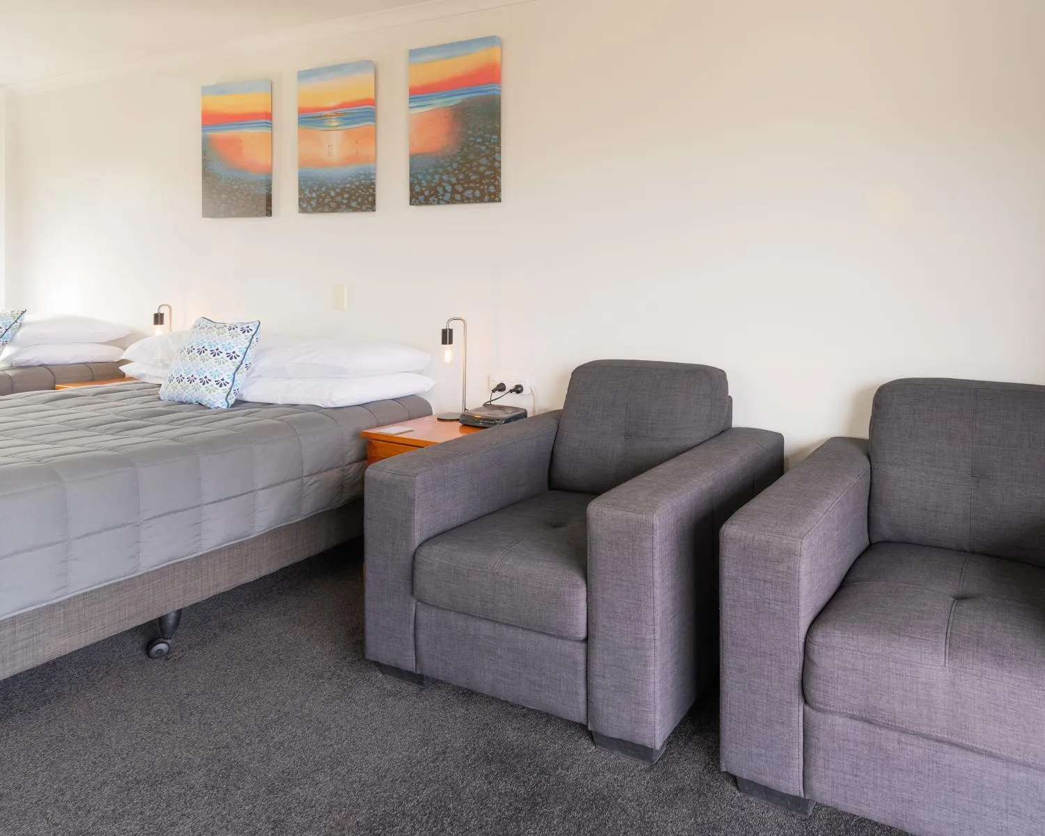 Living room, Bed in Alexandra Heights Motel