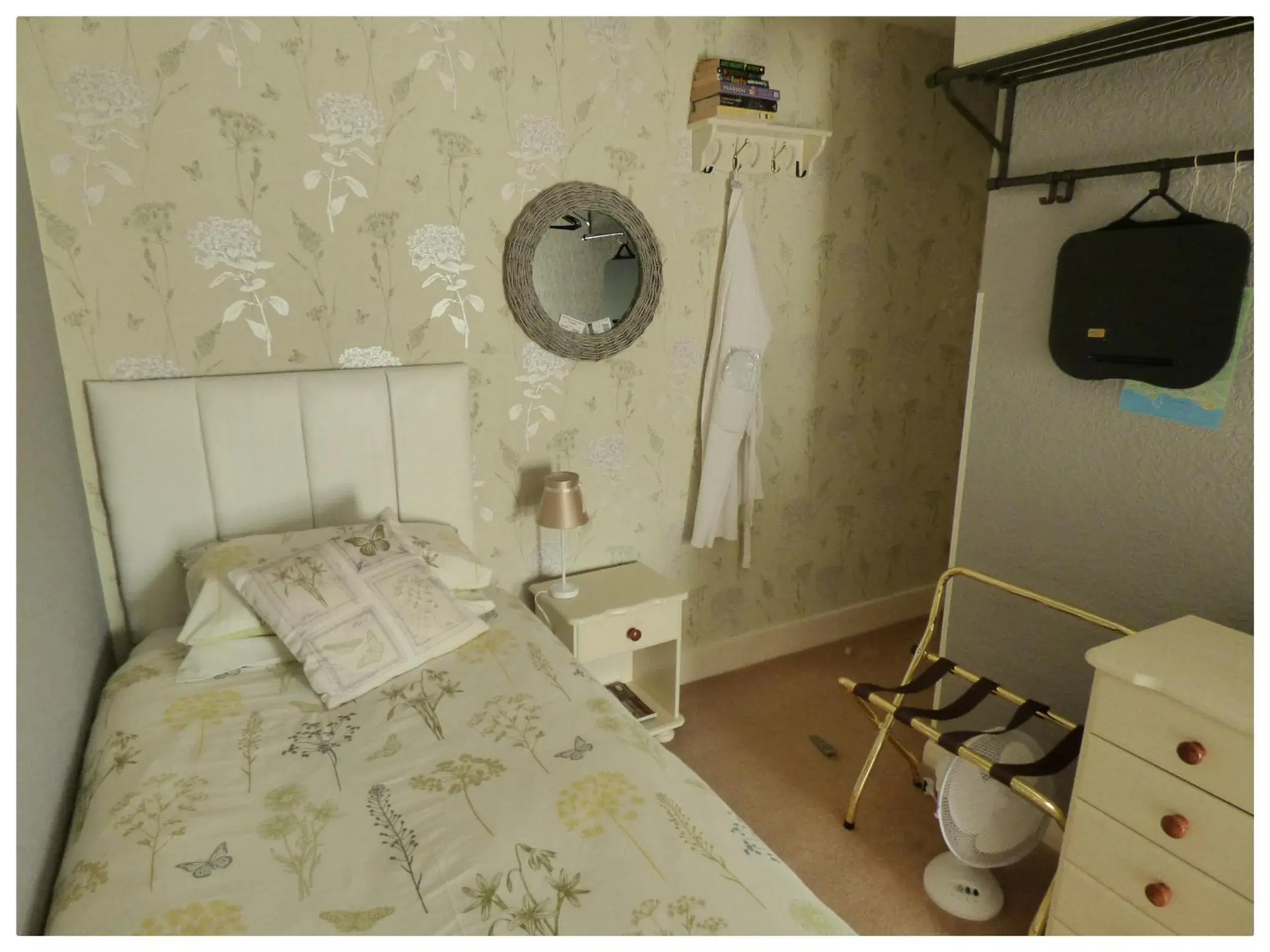 Cozy Twin Room with Private External Bathroom in Maison Dieu Guest House Cozy Twin Room with Private External Bathroom in Maison Dieu Guest House