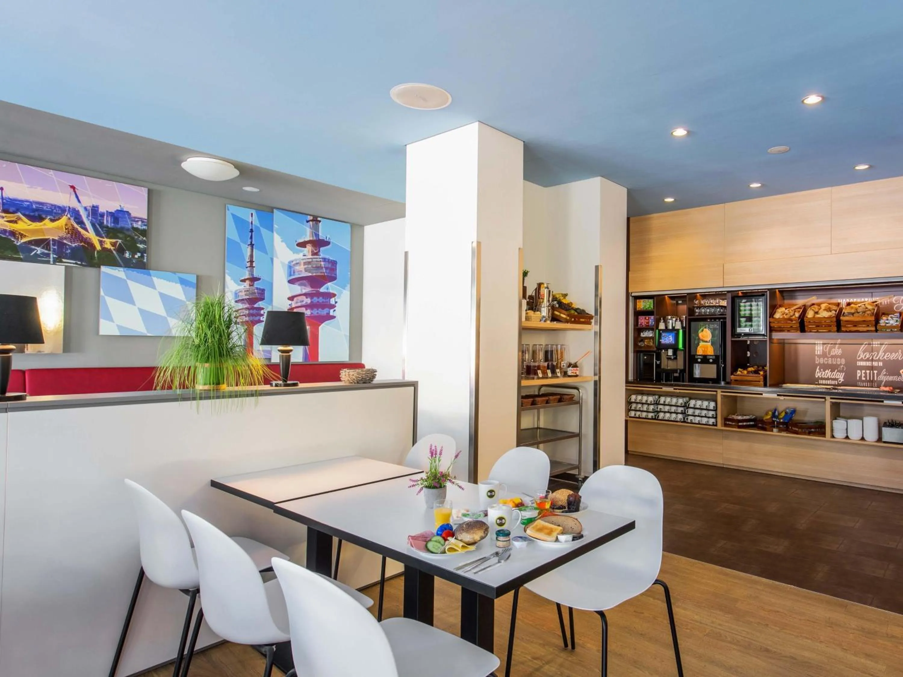 Lounge or bar in B&B Hotel München City-Nord