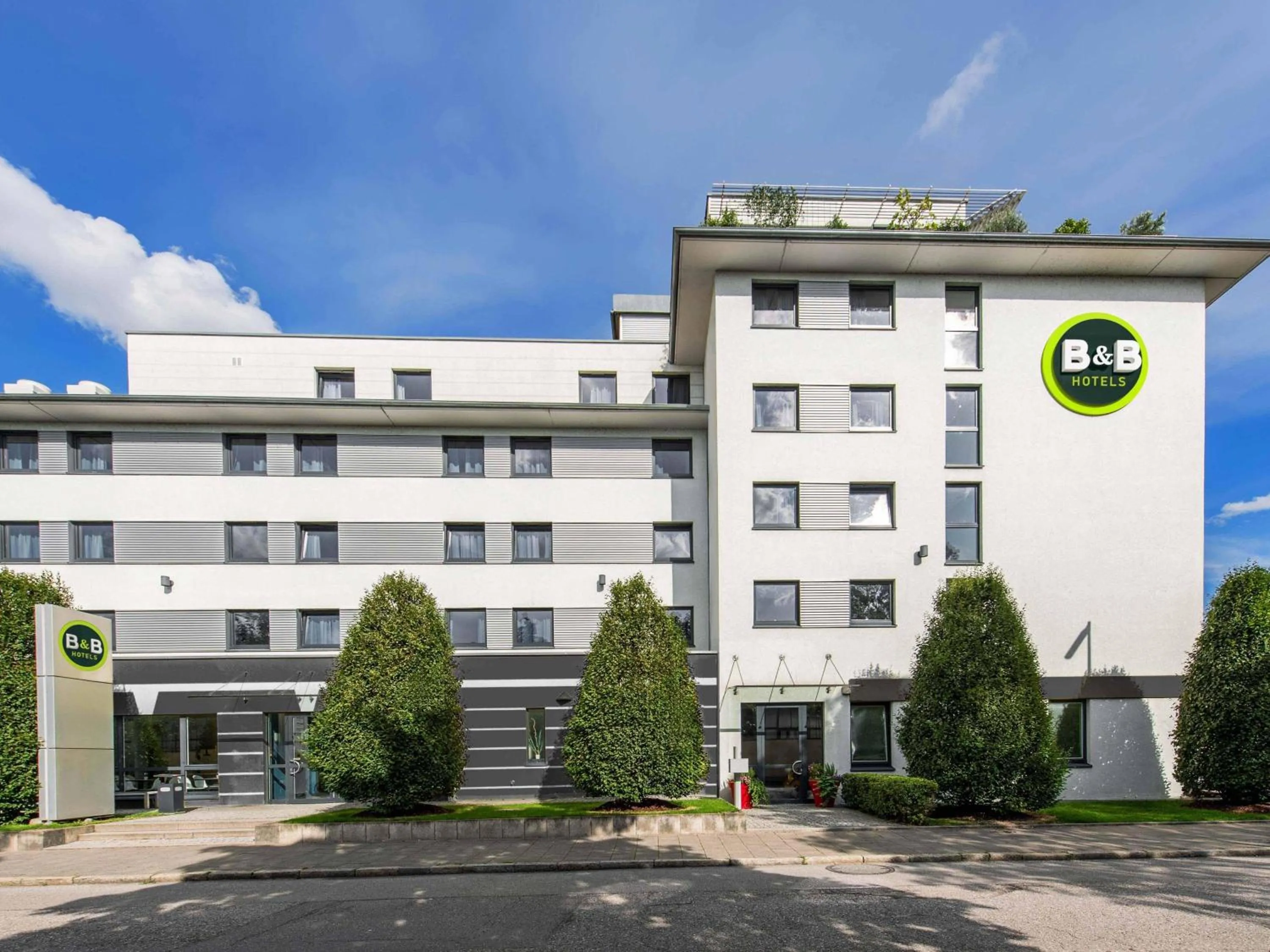 Property building in B&B Hotel München City-Nord