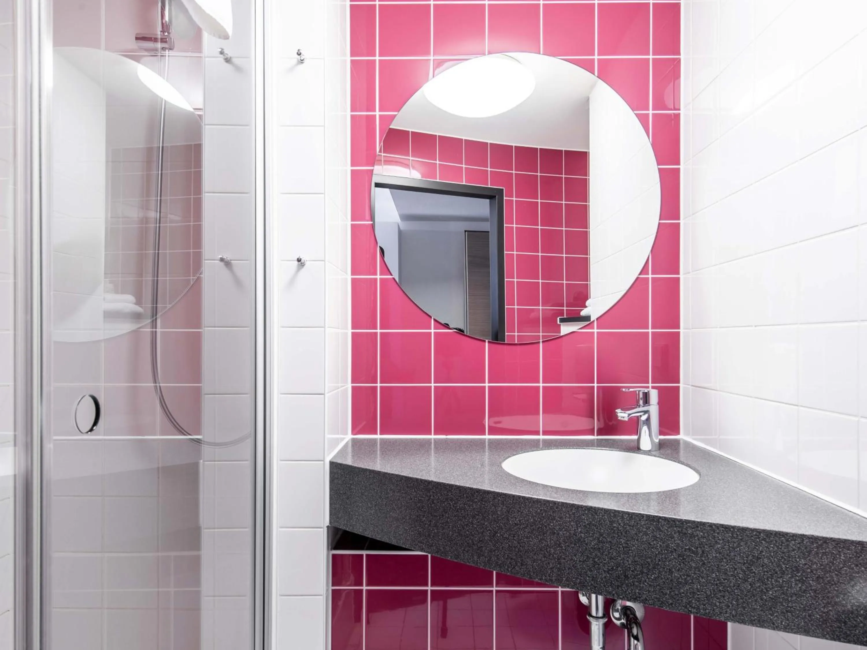 Bathroom in B&B Hotel München City-Nord