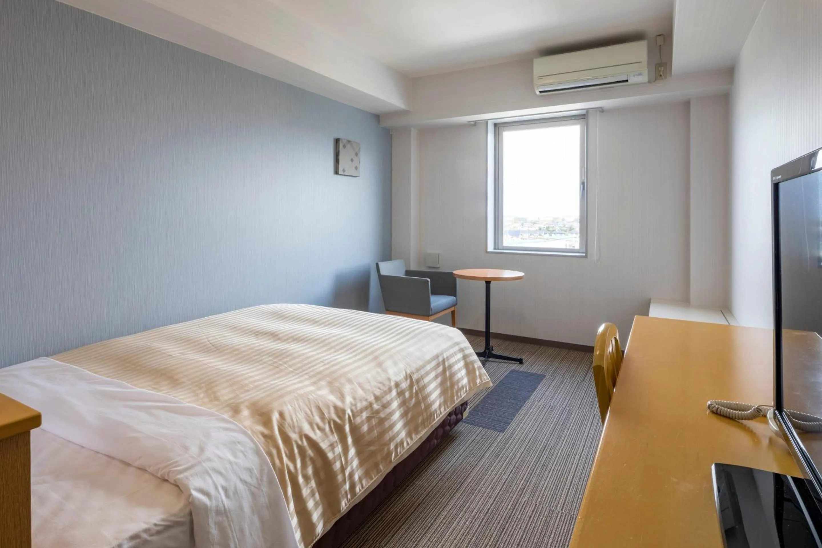 Bedroom, Bed in Comfort Inn Yokaichi