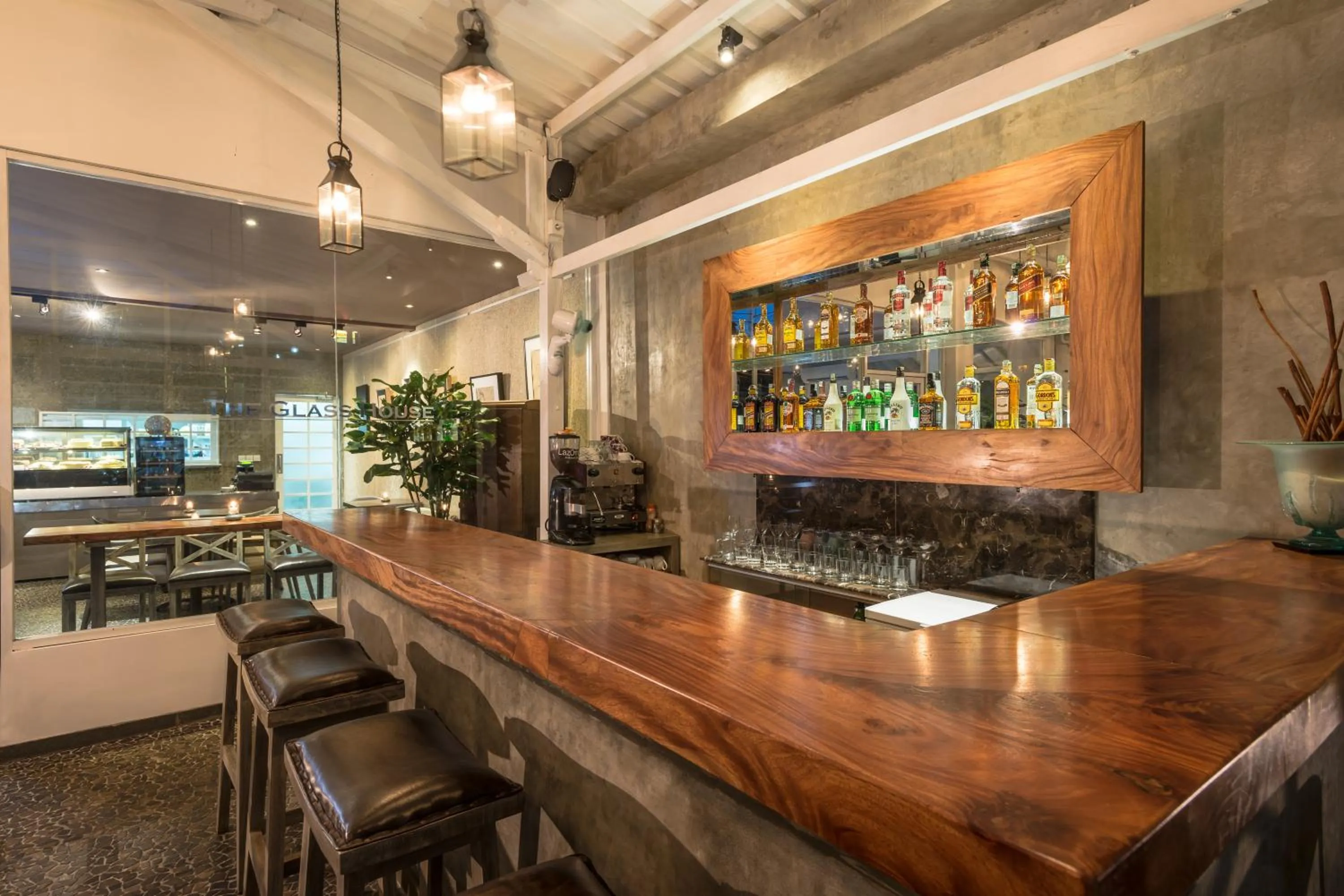 Restaurant/places to eat in Kejora Suites