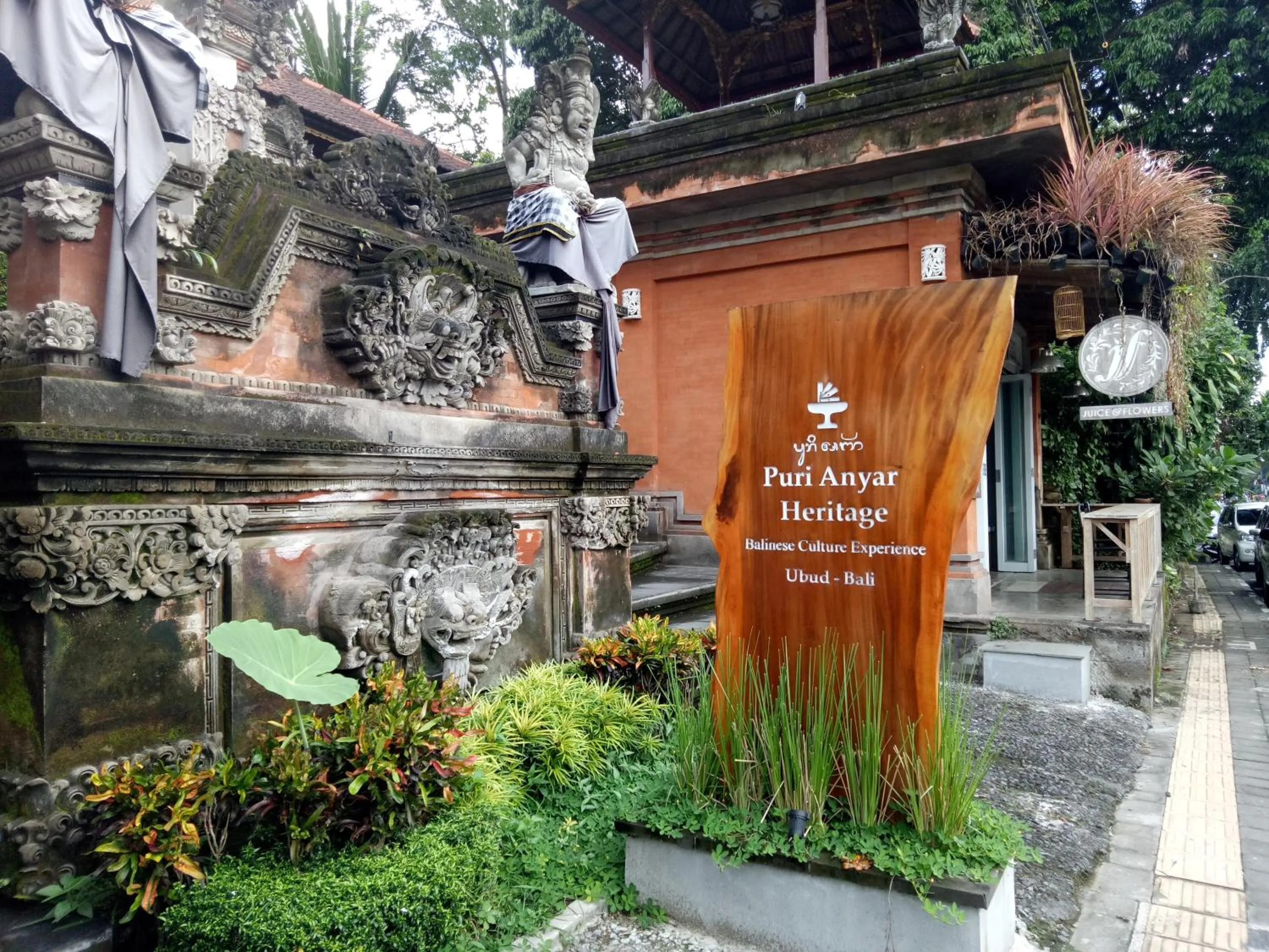 Facade/entrance in Puri Anyar Heritage