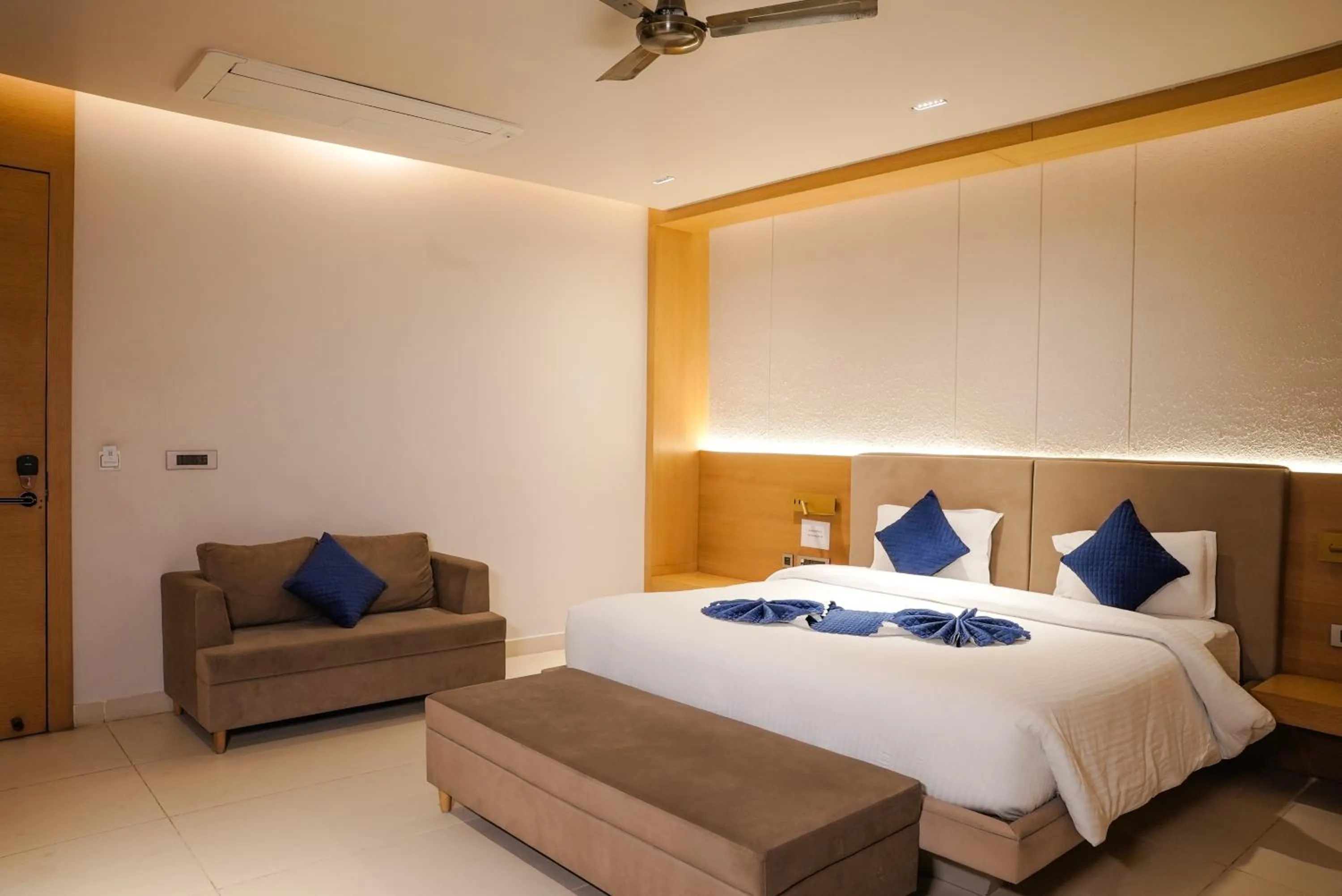 Bedroom, Bed in Naturoville Wellness Resort Rishikesh - Surrounded by Nature, Rooted in Wellness