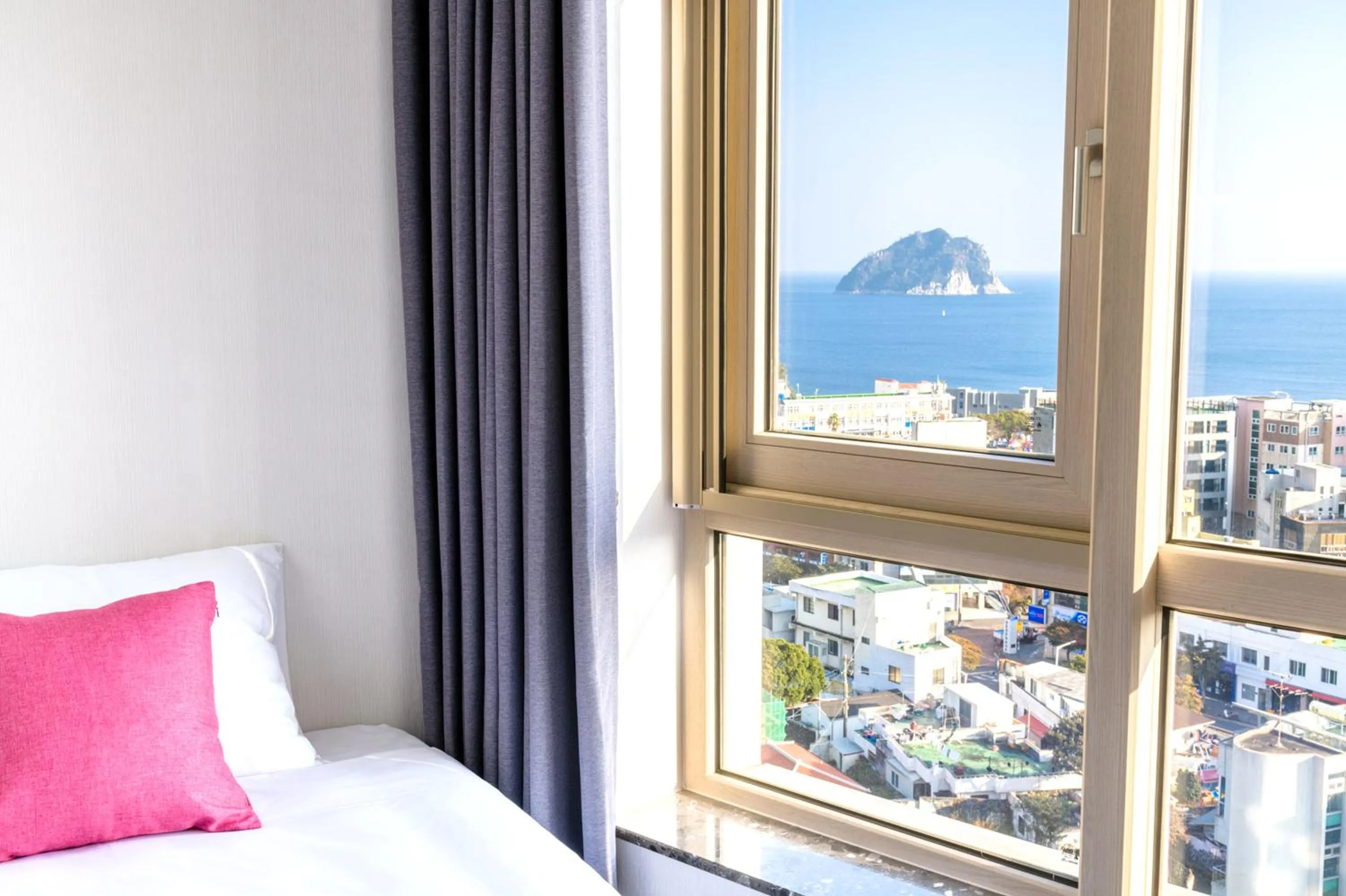 Sea view, Bed in Shin Shin Hotel Seogwipo