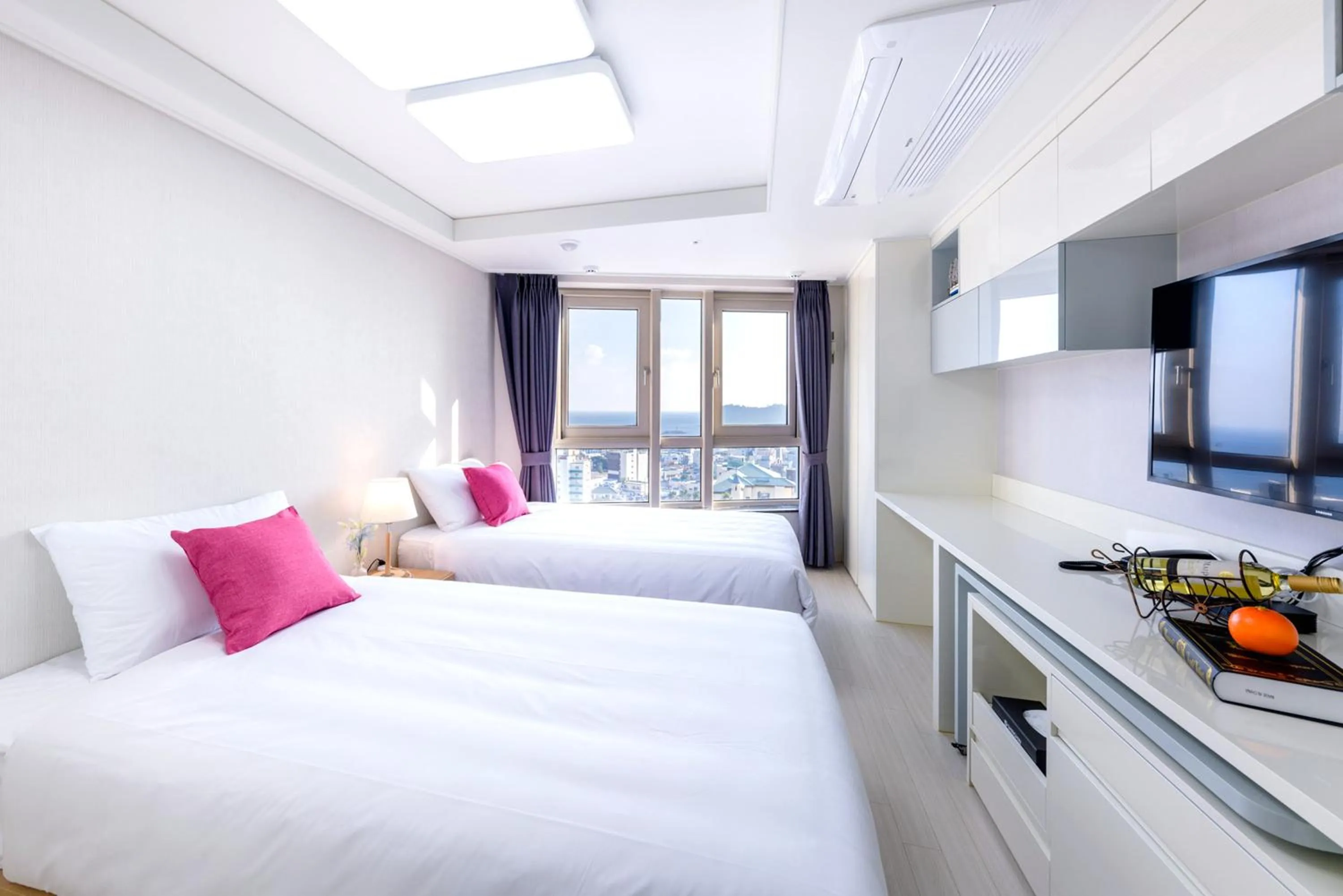 Photo of the whole room, Bed in Shin Shin Hotel Seogwipo