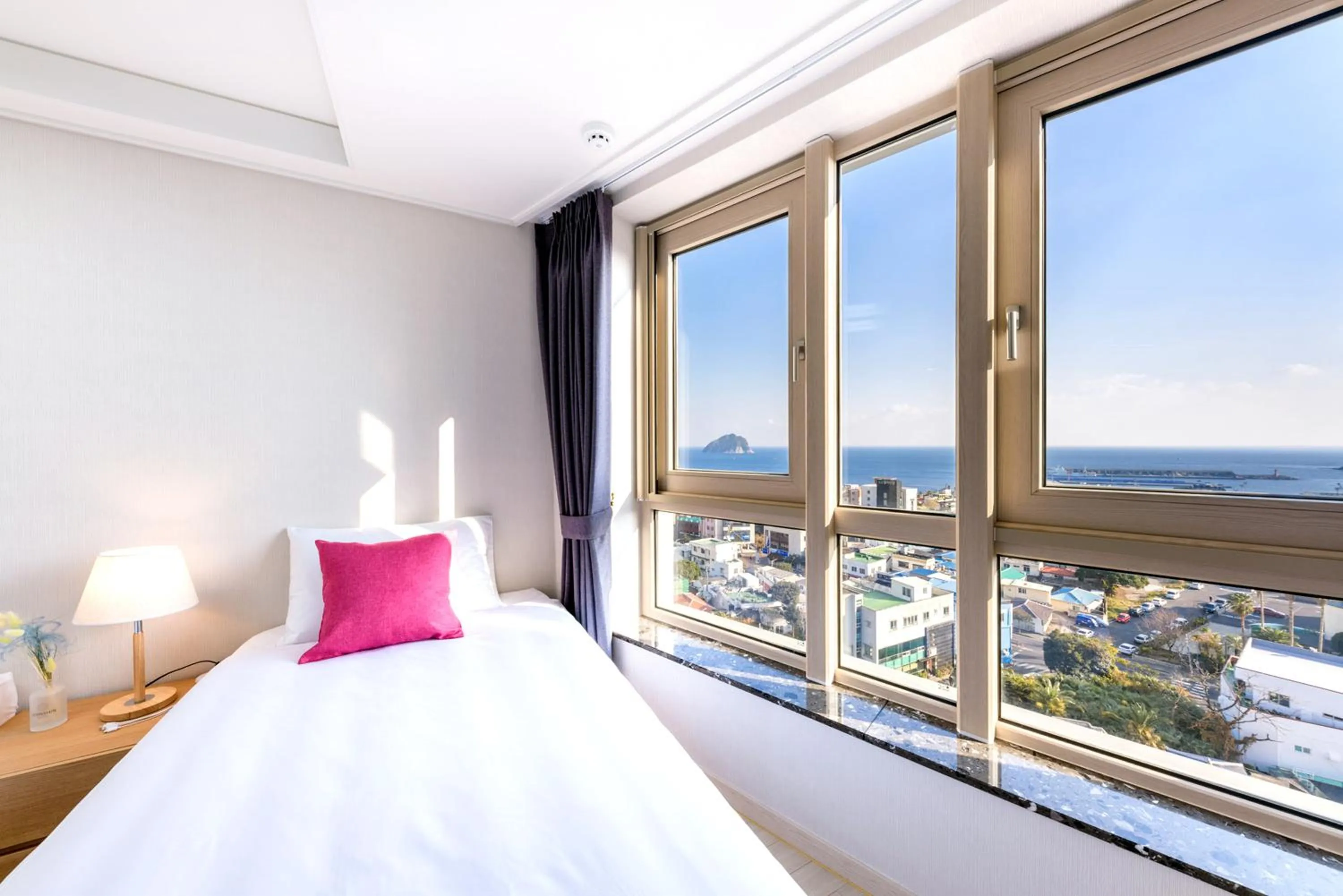 Bed in Shin Shin Hotel Seogwipo