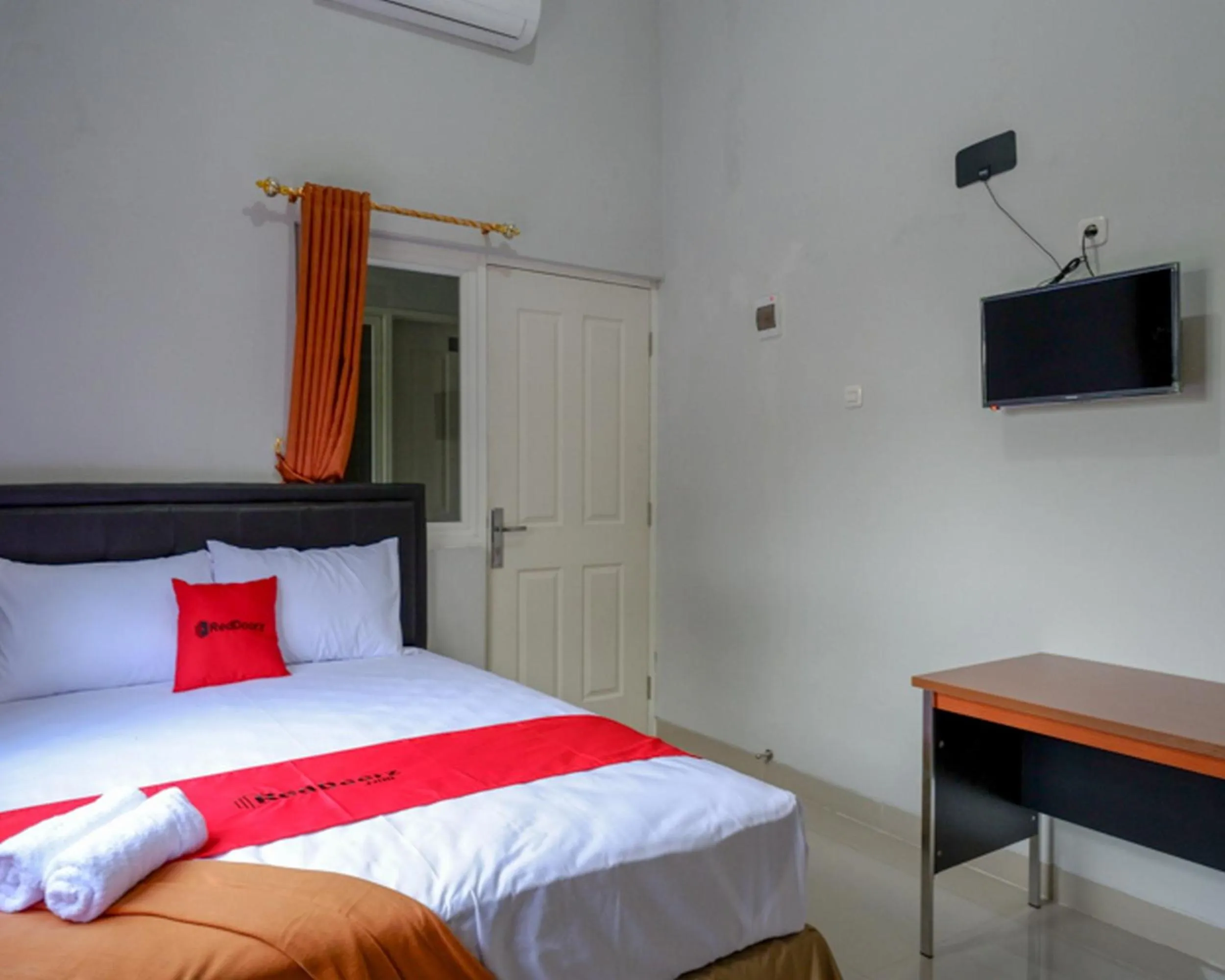 Bedroom, Bed in RedDoorz @ City Park Medoho Semarang