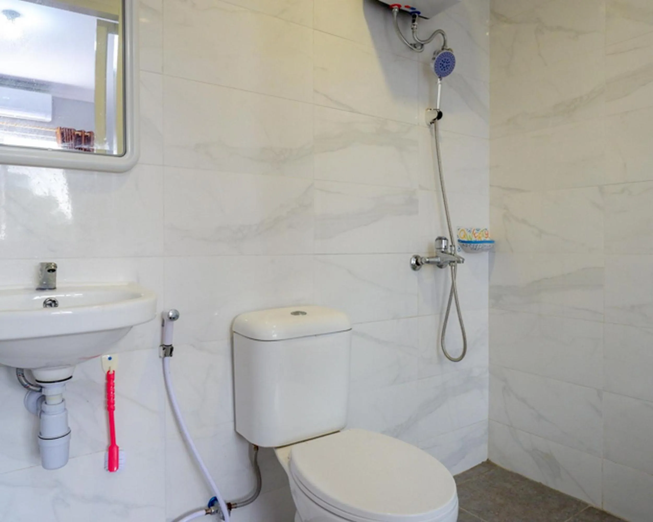 Bathroom in RedDoorz @ City Park Medoho Semarang