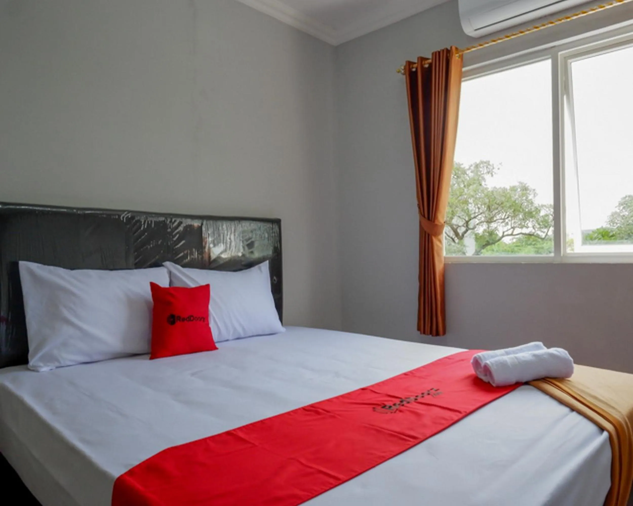 Bed in RedDoorz @ City Park Medoho Semarang