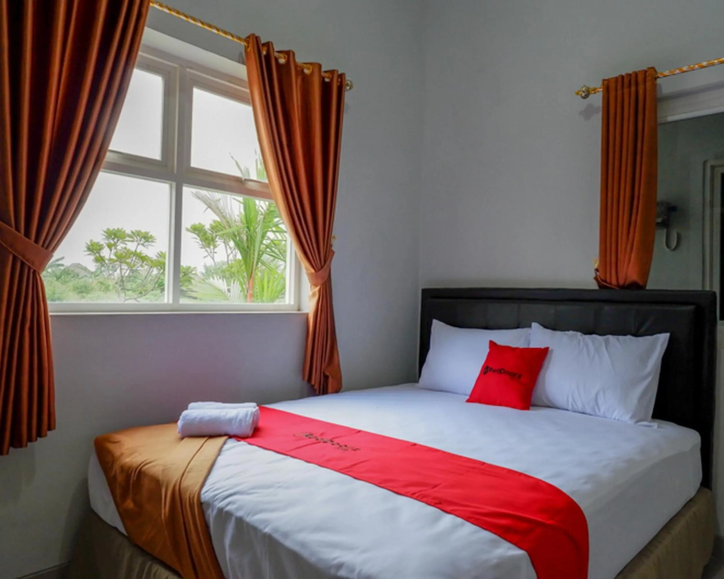 Bed in RedDoorz @ City Park Medoho Semarang