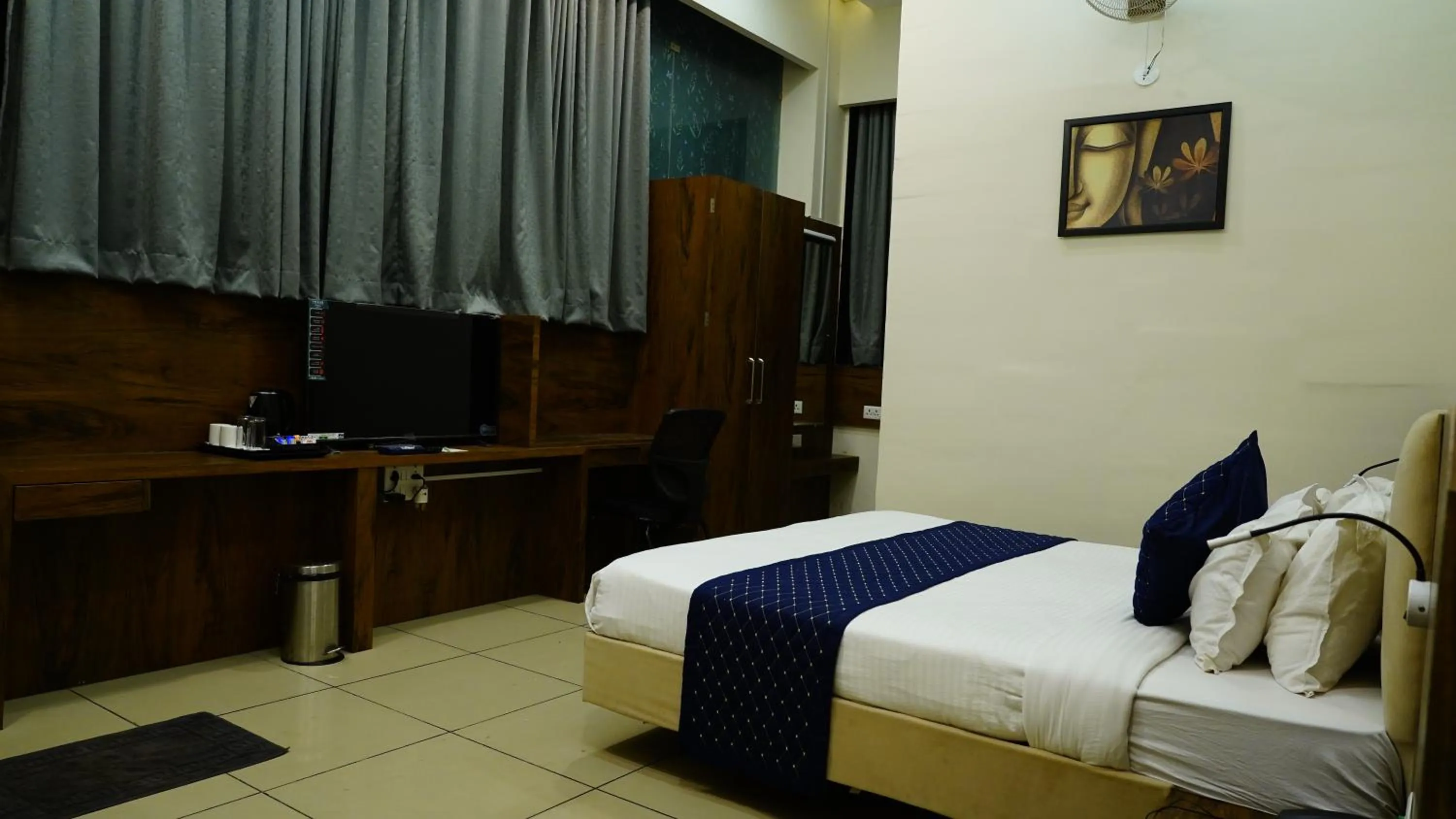 Bed in Hotel Manas Plus