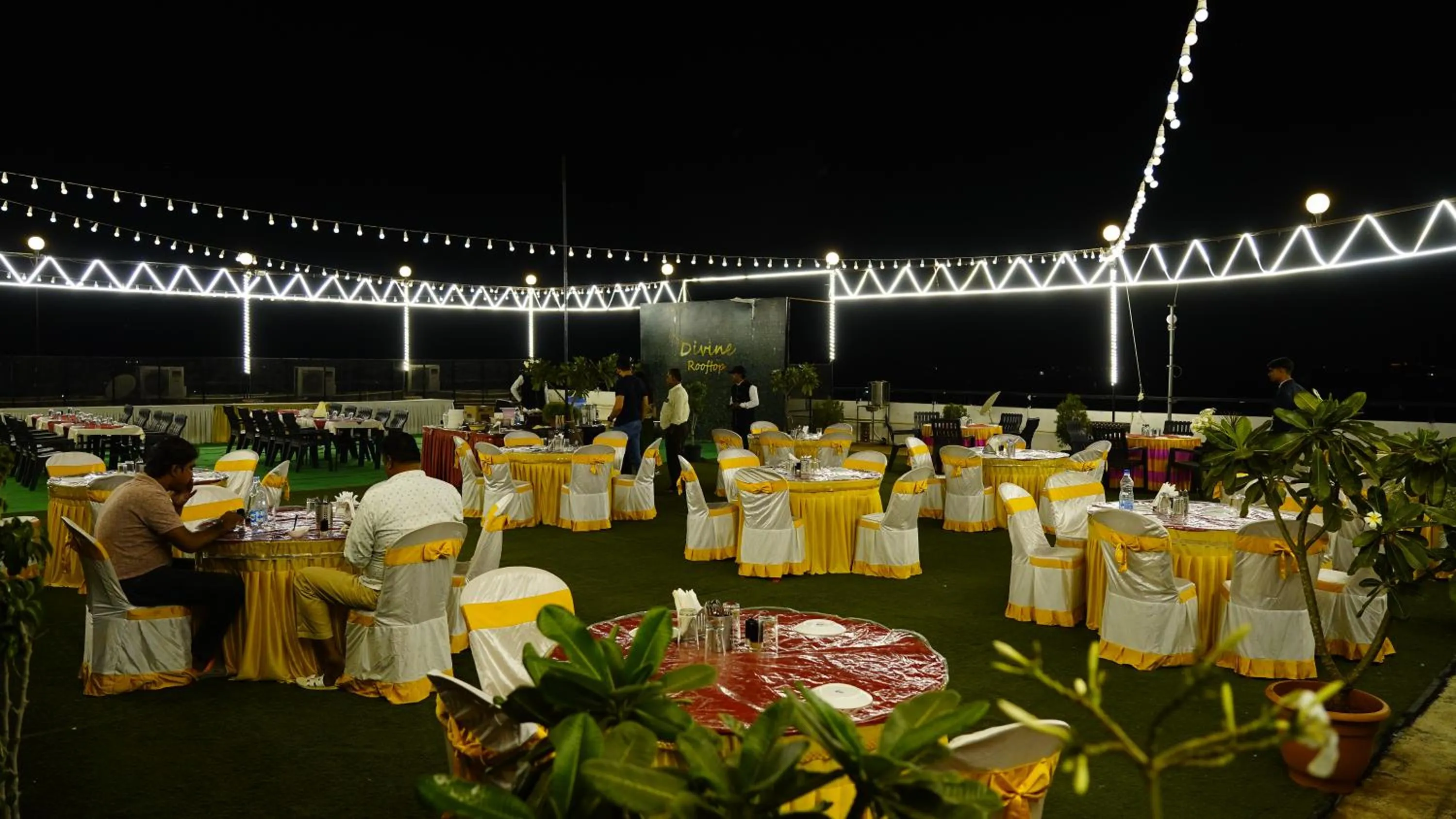 Restaurant/places to eat in Hotel Manas Plus