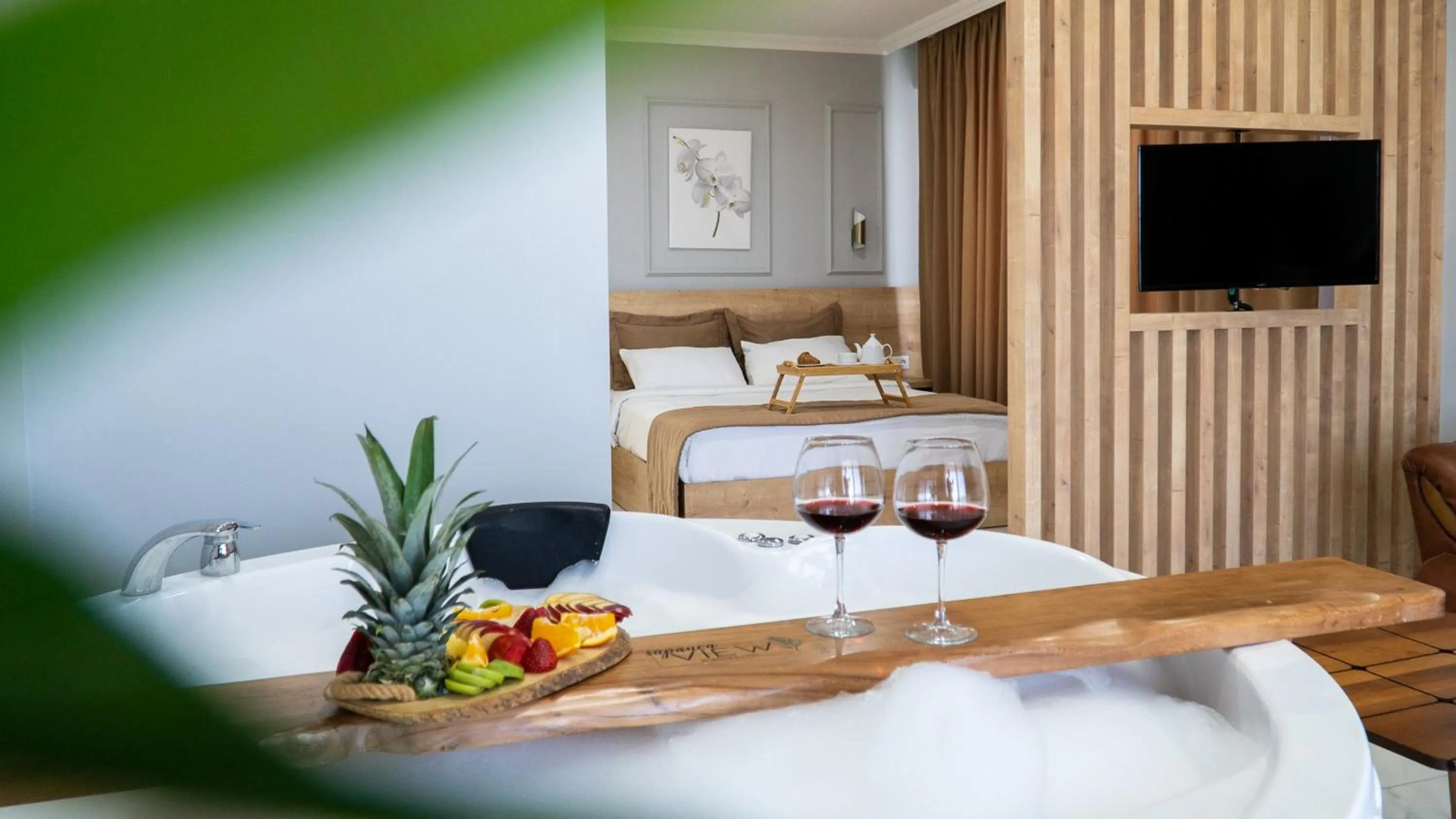 Communal lounge/ TV room, Bed in Sapanca View Hotel