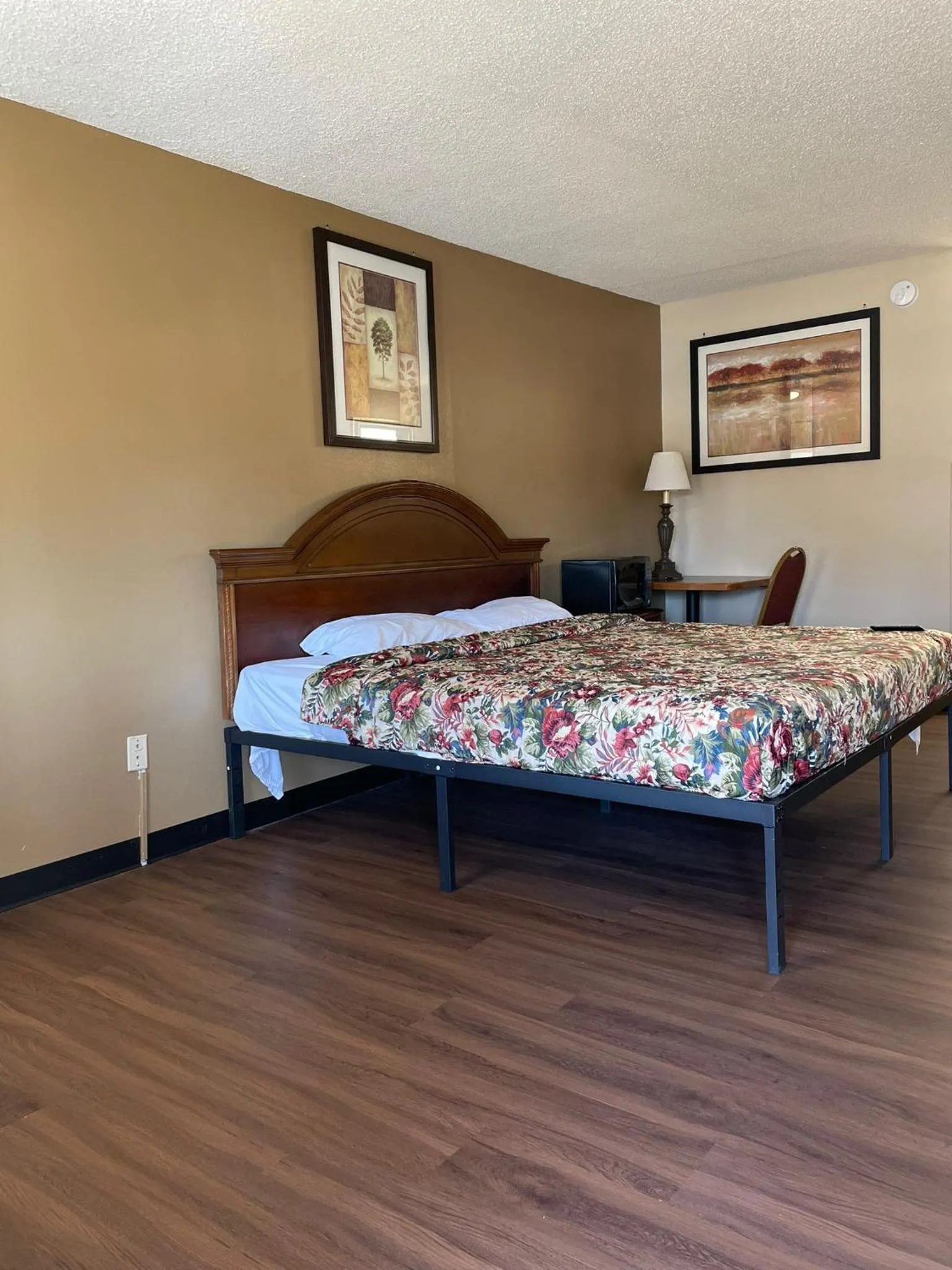 Photo of the whole room, Bed in DELUXE INN