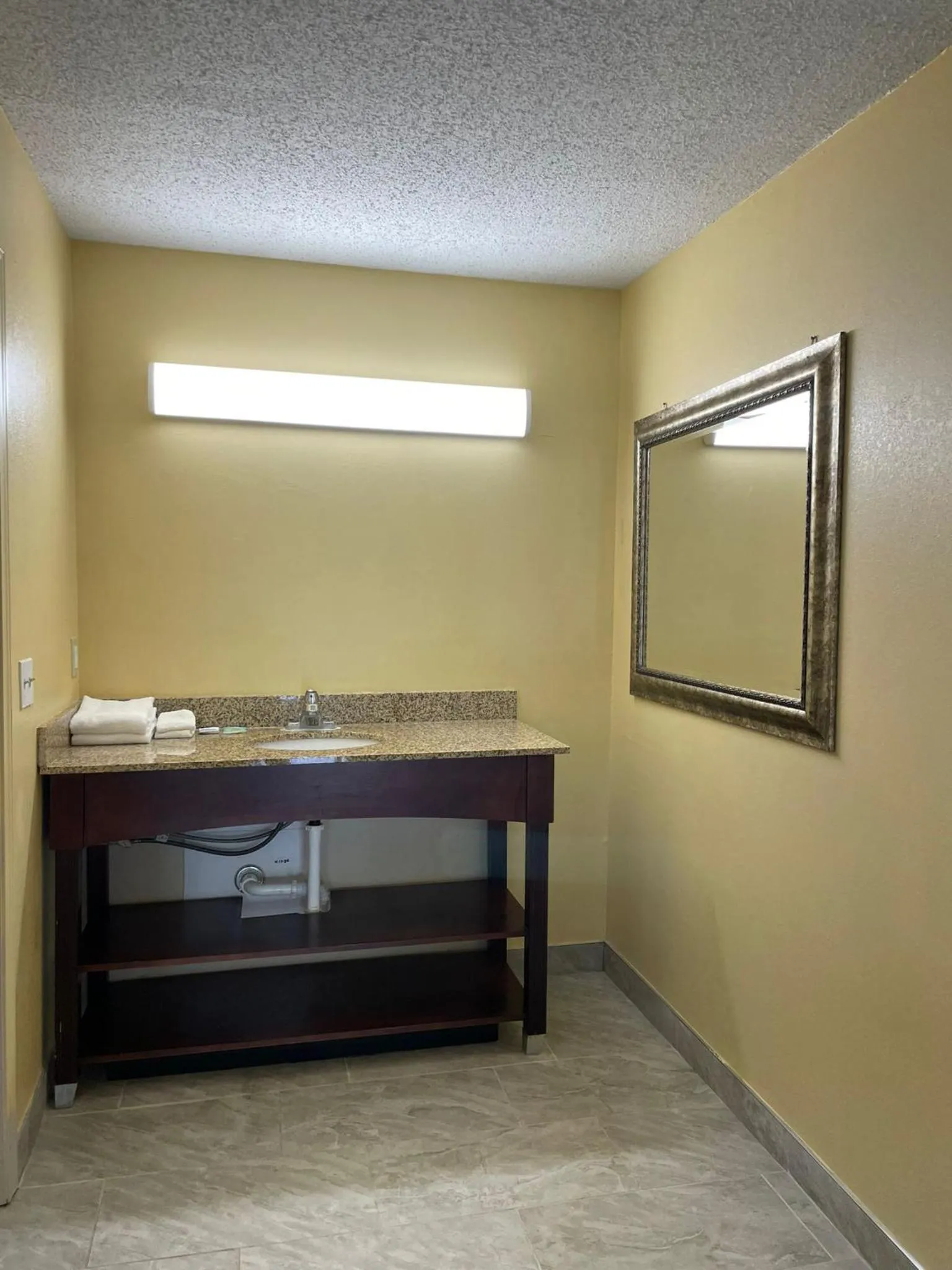 towels, Bed in DELUXE INN