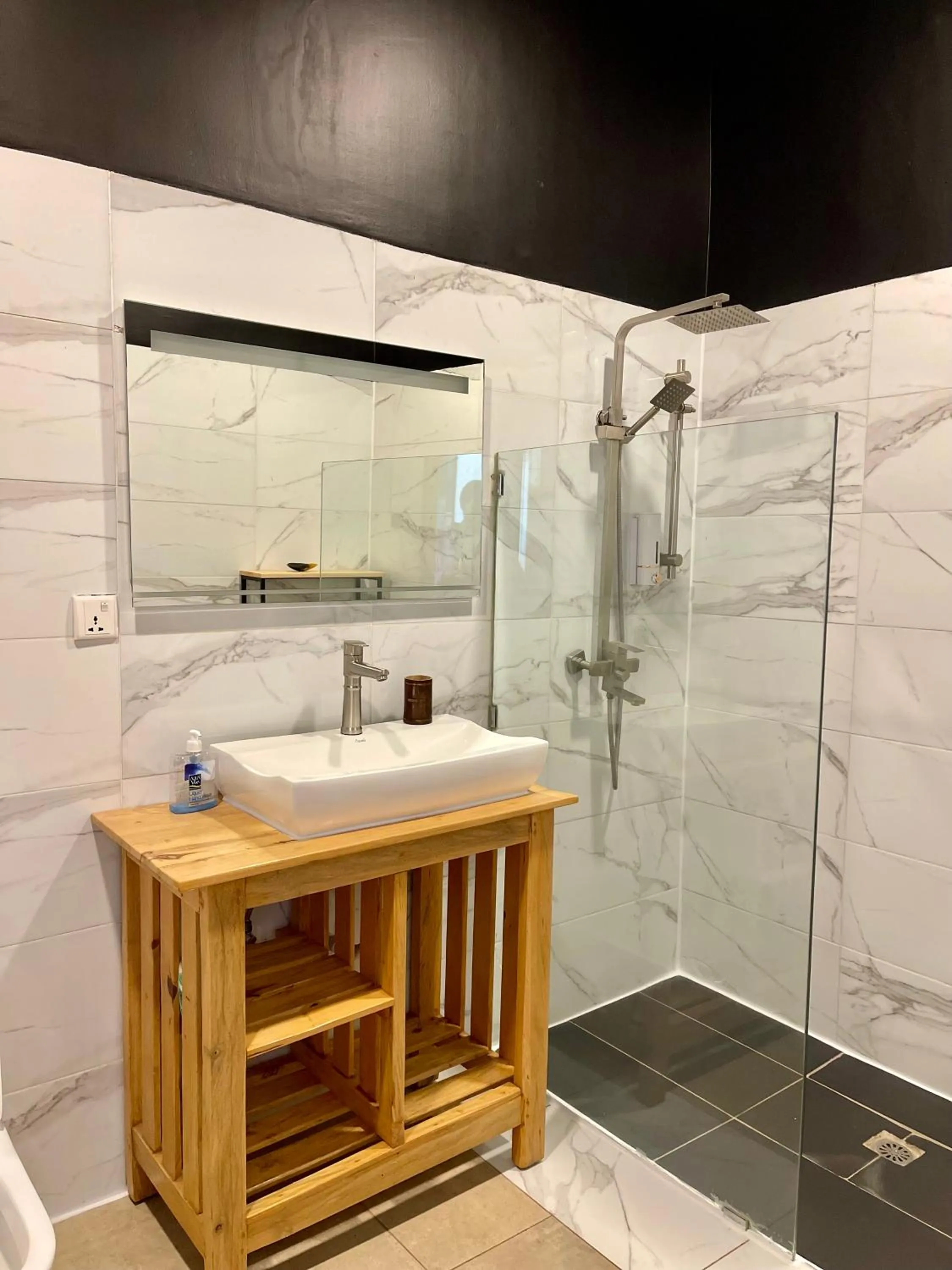 Shower in Eagle View Lodge - Kigali