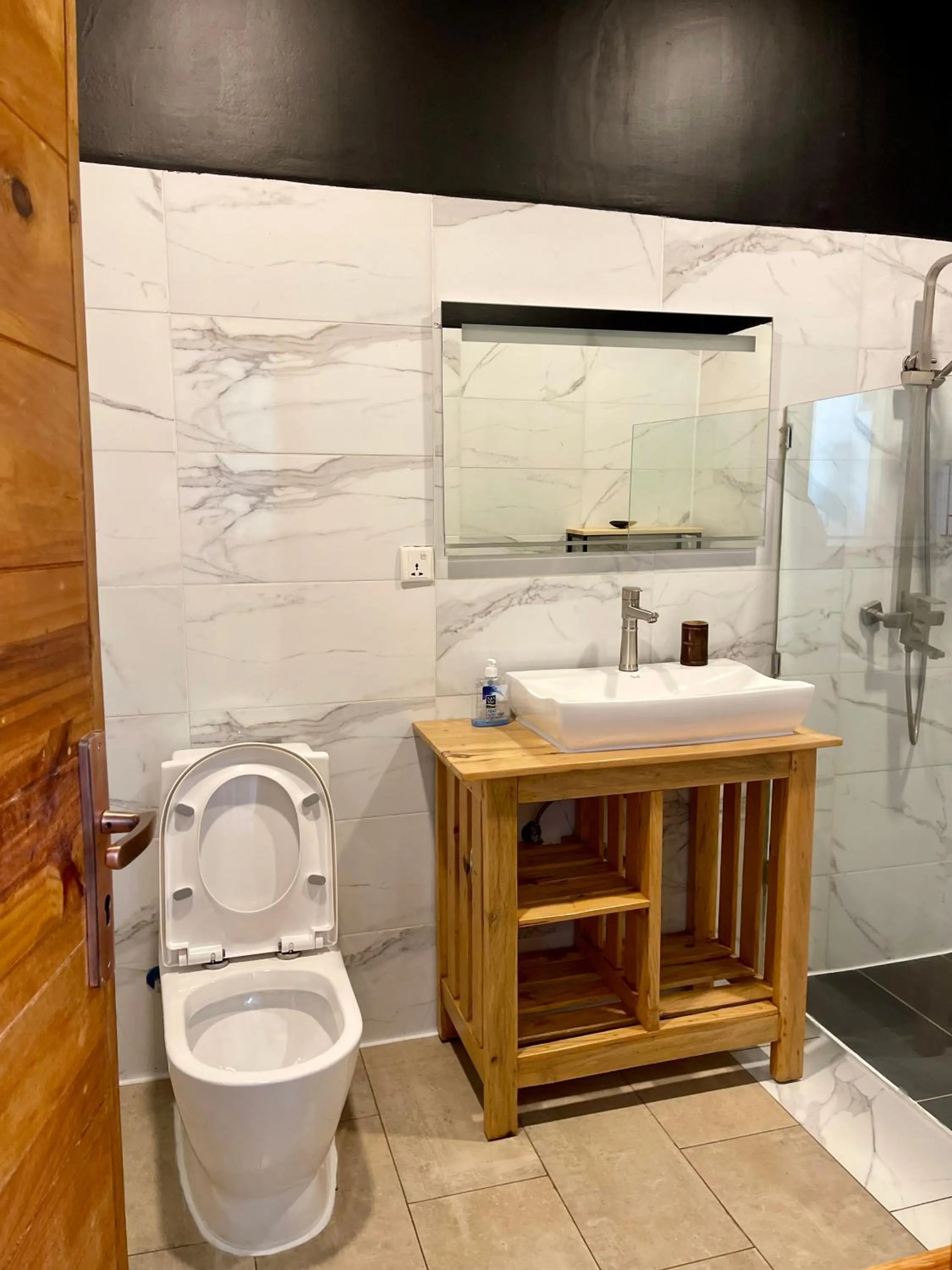 Shower in Eagle View Lodge - Kigali