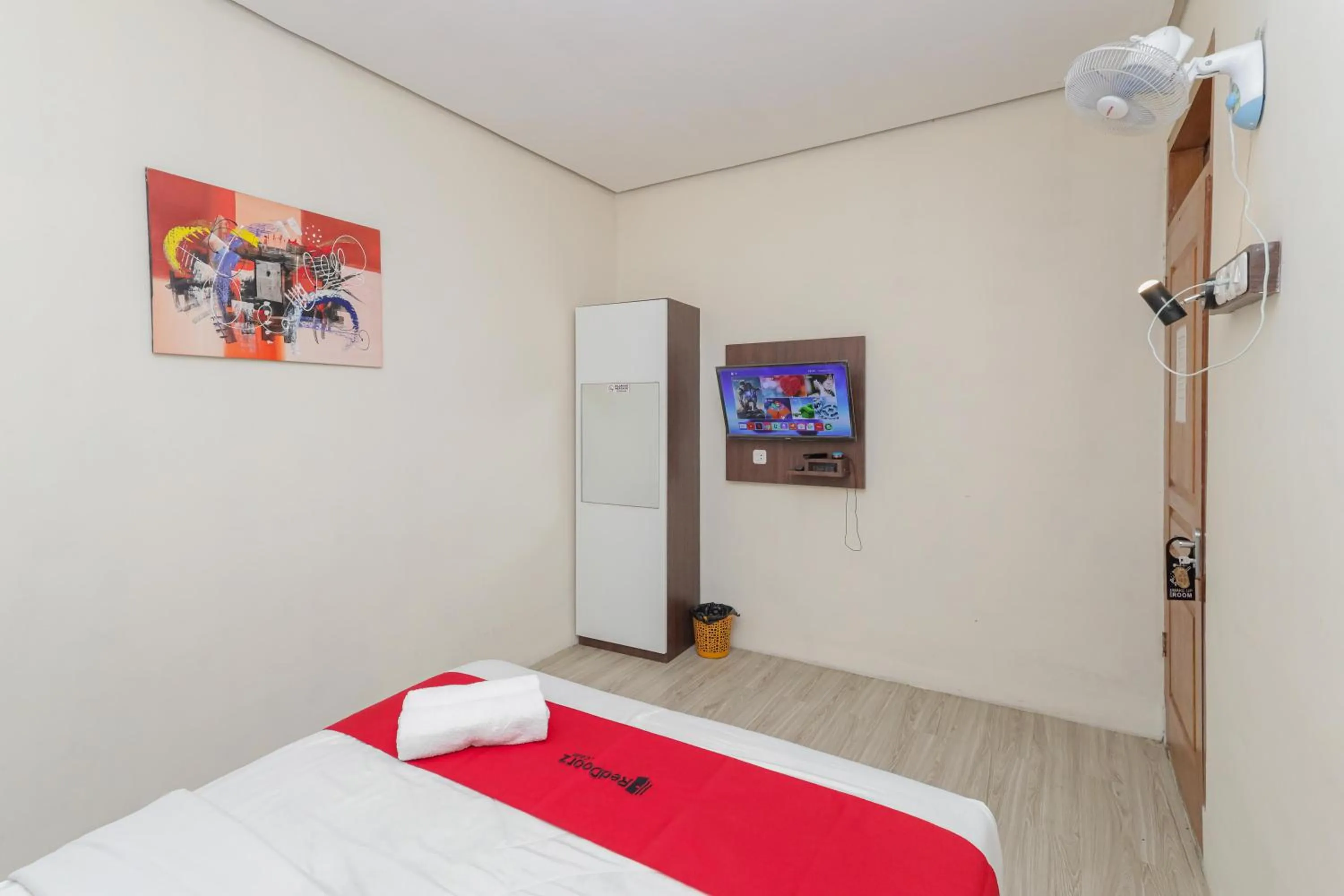 Bedroom, Bed in RedDoorz at WR Supratman Batu
