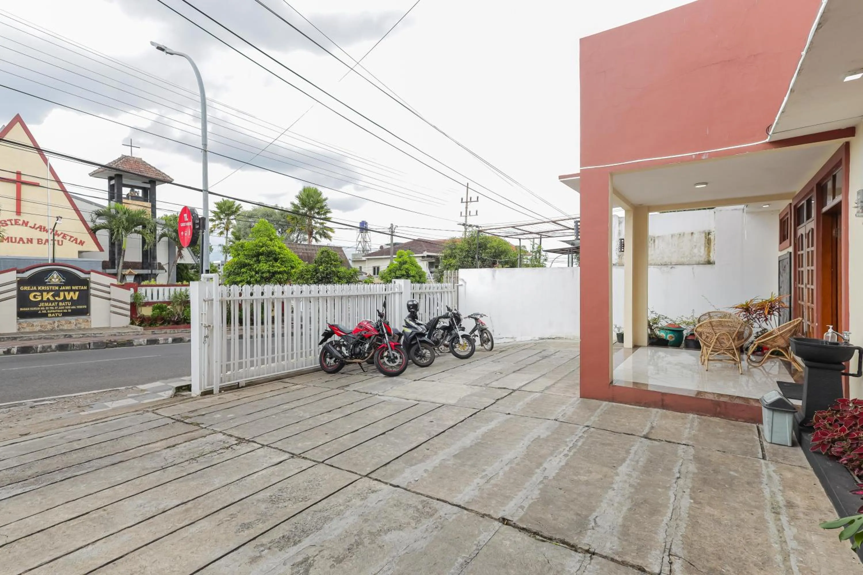 Parking in RedDoorz at WR Supratman Batu