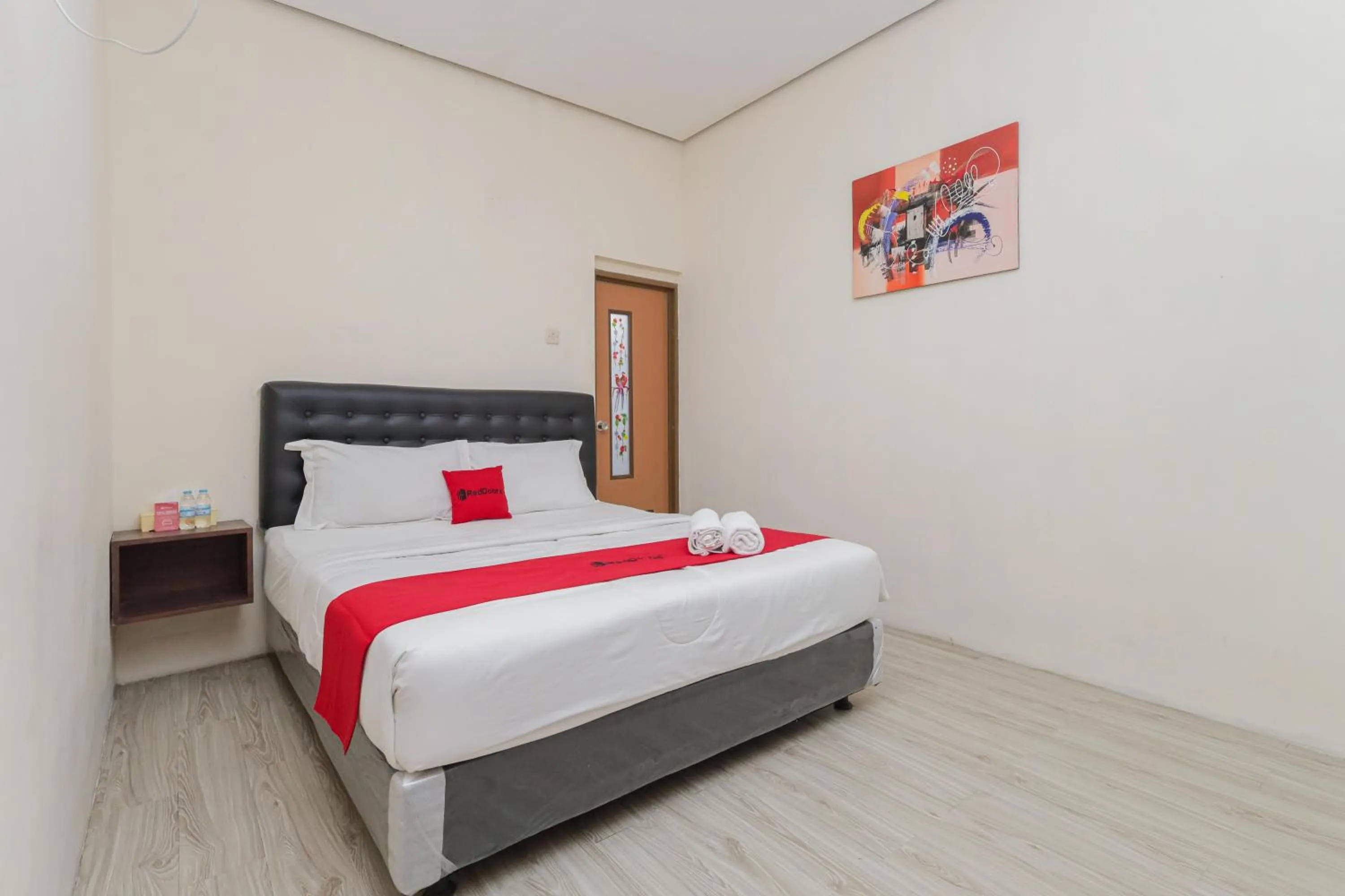 Bedroom, Bed in RedDoorz at WR Supratman Batu