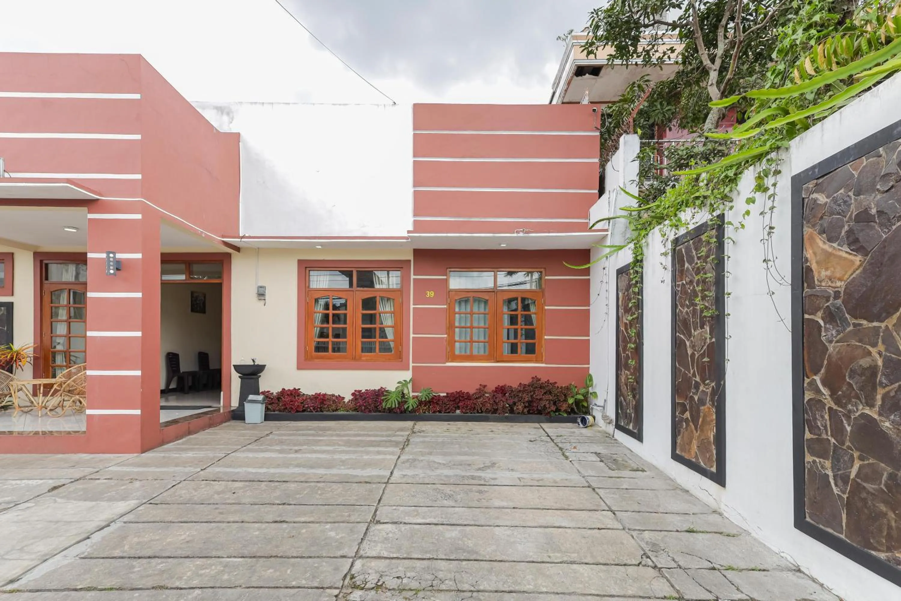 Property building in RedDoorz at WR Supratman Batu