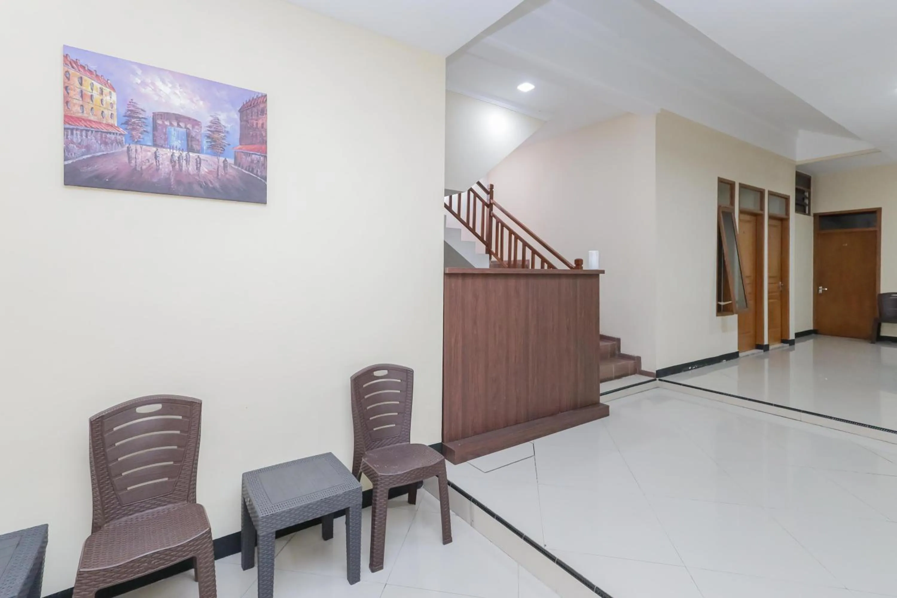 Lobby or reception in RedDoorz at WR Supratman Batu