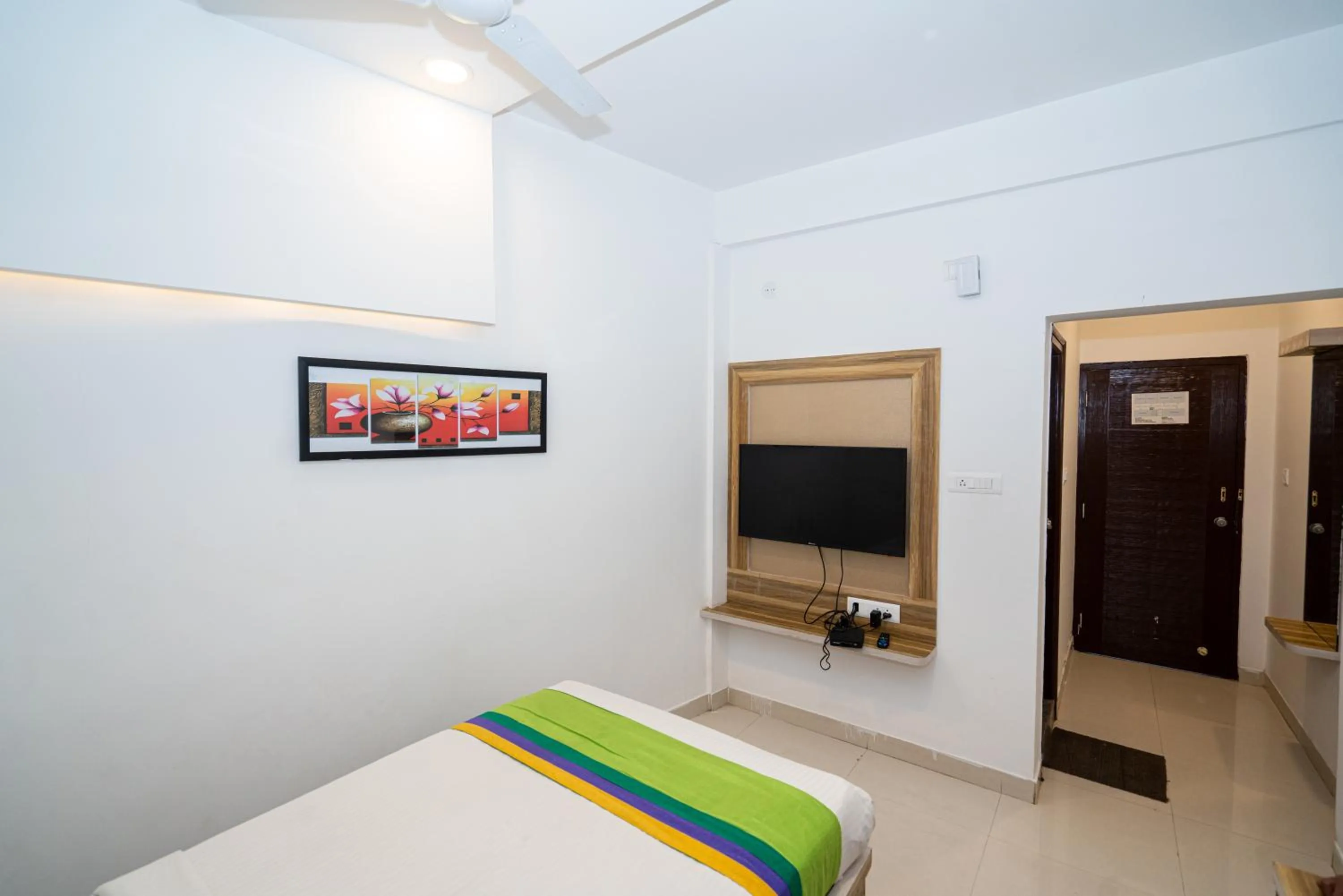 Communal lounge/ TV room, Bed in Hotel Dhruv Palace Bangalore Jakkur