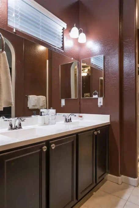 Gated townhouse with 2 suites, heated pool, hot tub