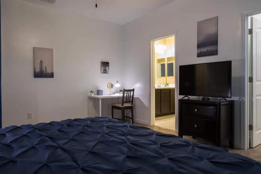 Bed in Gated townhouse with 2 suites, heated pool, hot tub