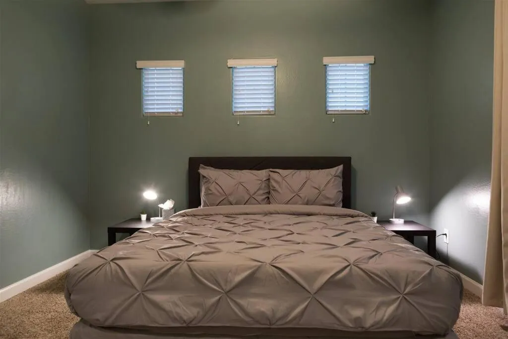 Bed in Gated townhouse with 2 suites, heated pool, hot tub