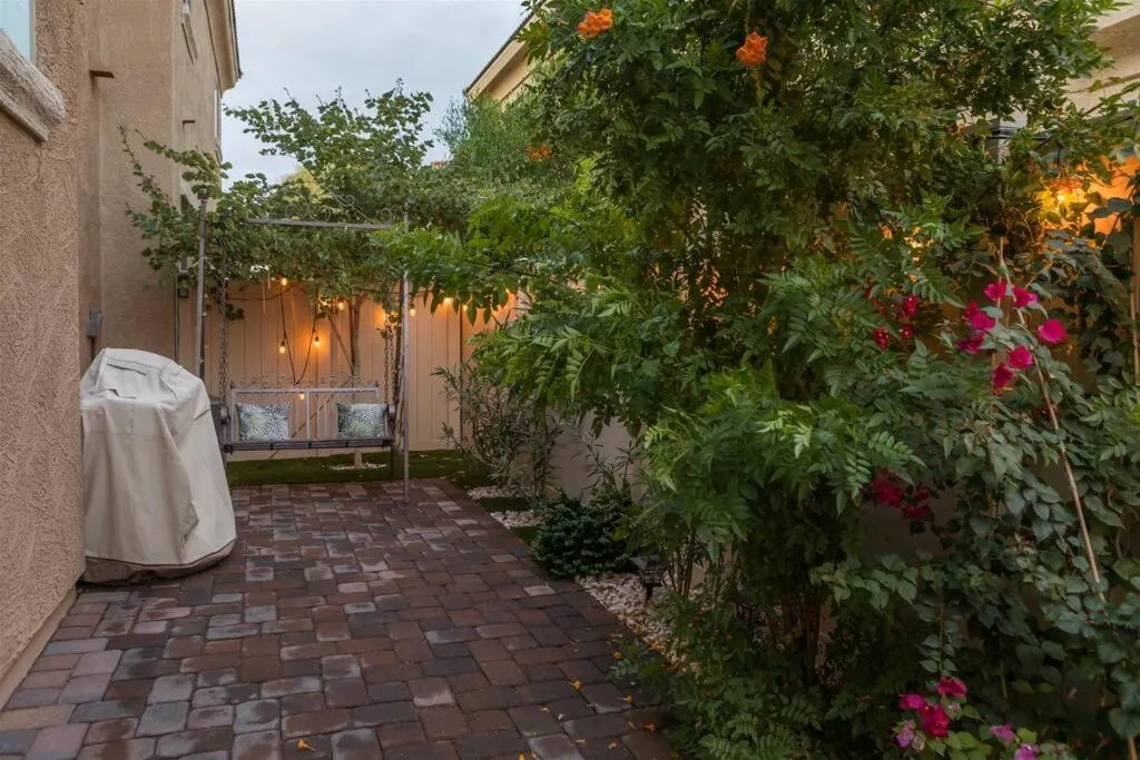 Gated townhouse with 2 suites, heated pool, hot tub