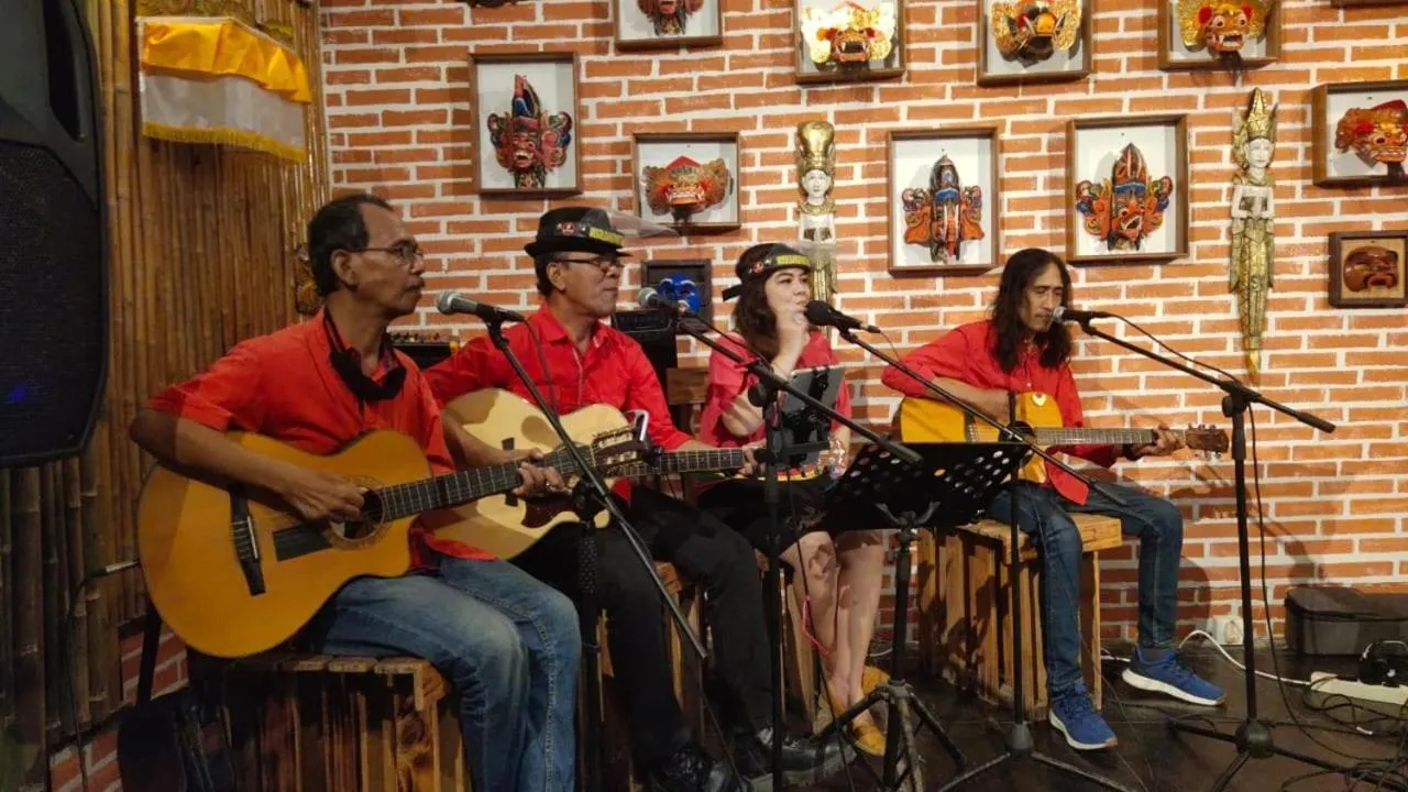 People in Puri Naga Beachfront Cottages