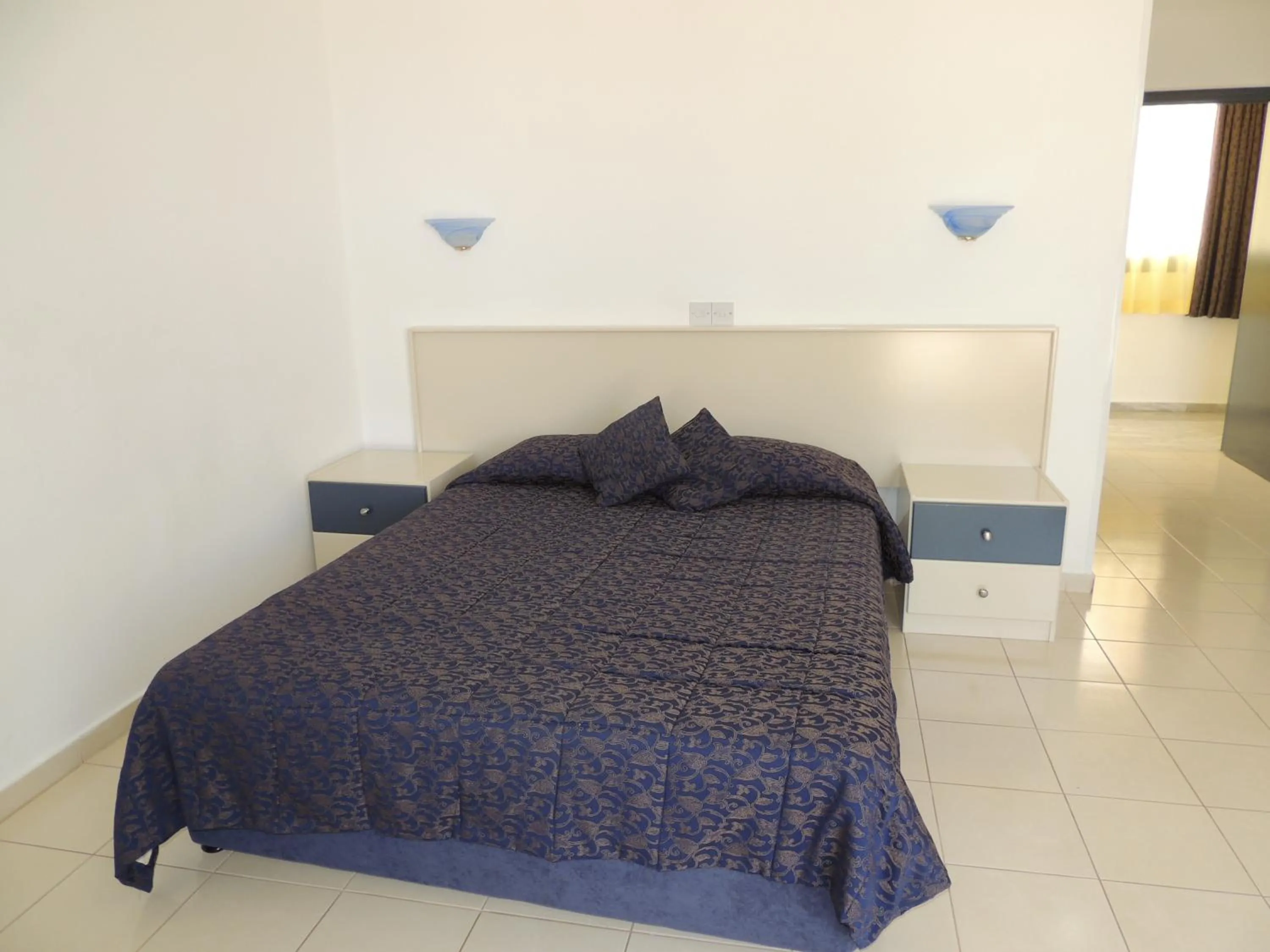 Photo of the whole room, Bed in West End Hotel