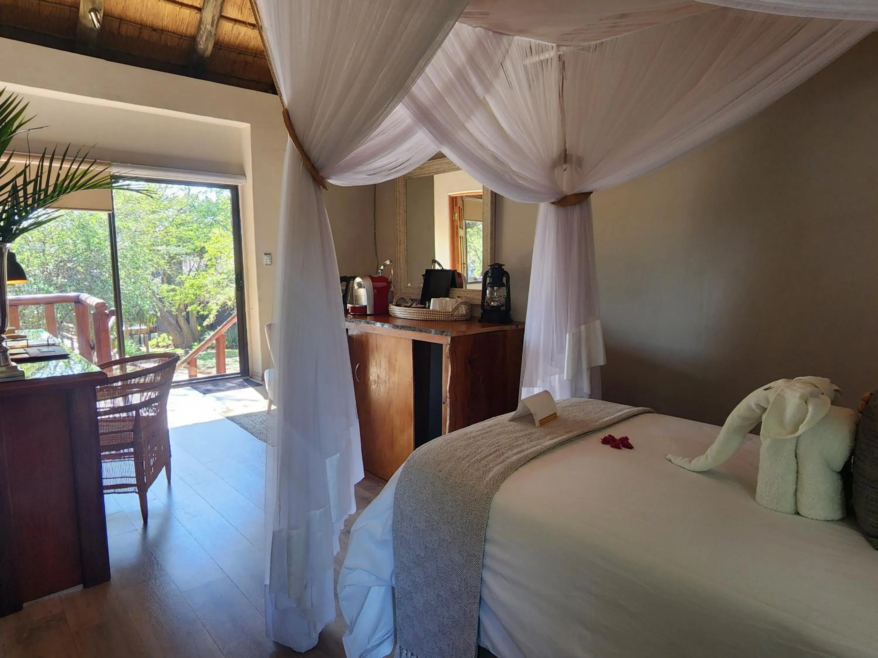 Restaurant/places to eat, Bed in Karongwe River Lodge