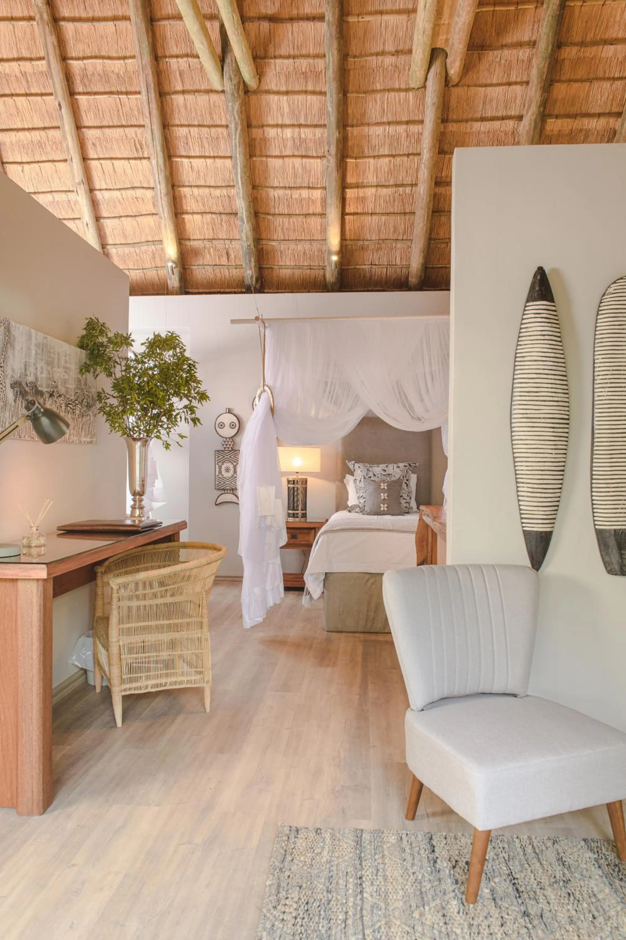 Communal lounge/ TV room, Bed in Karongwe River Lodge