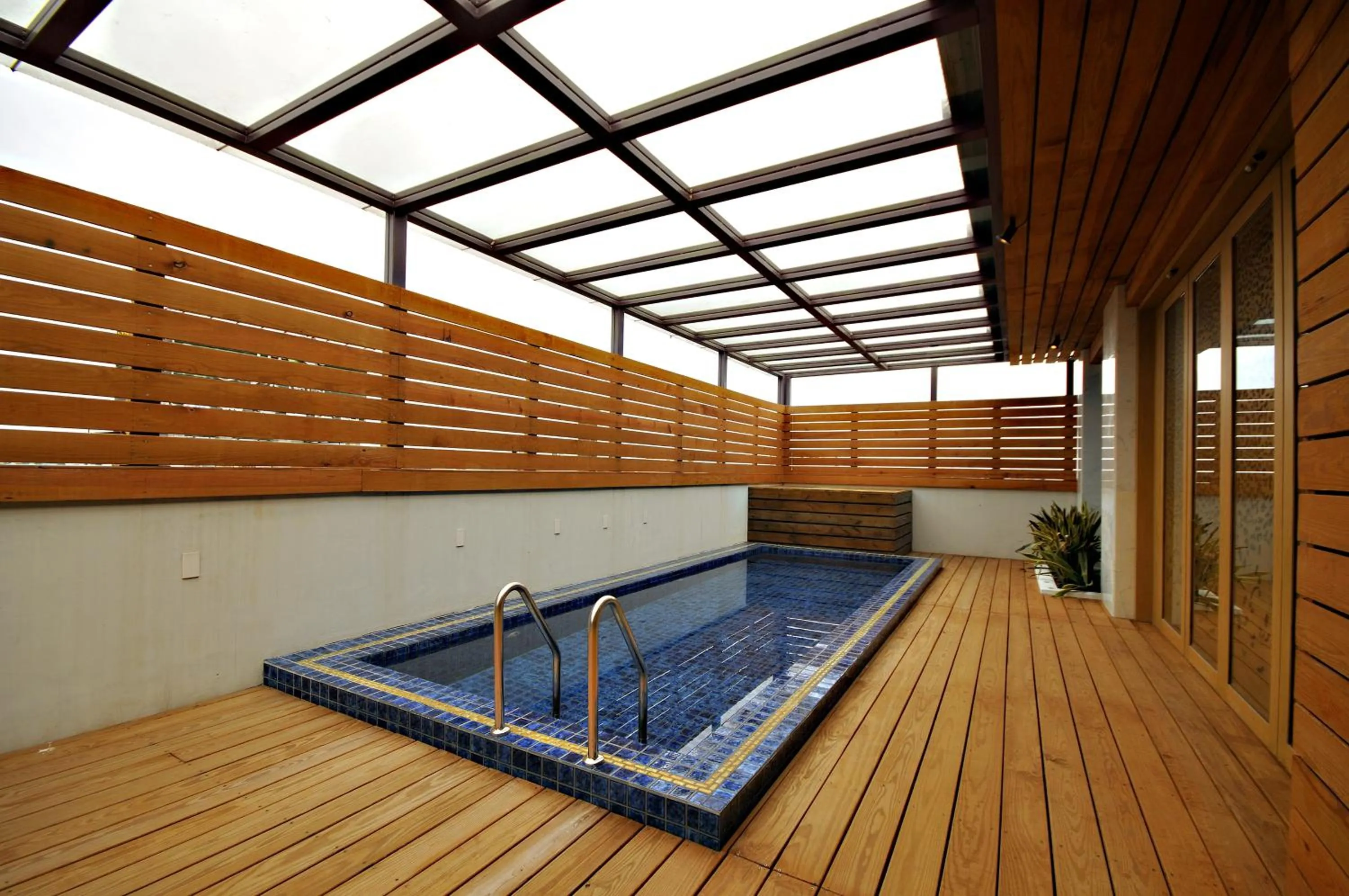 Swimming pool in Dubai Motel