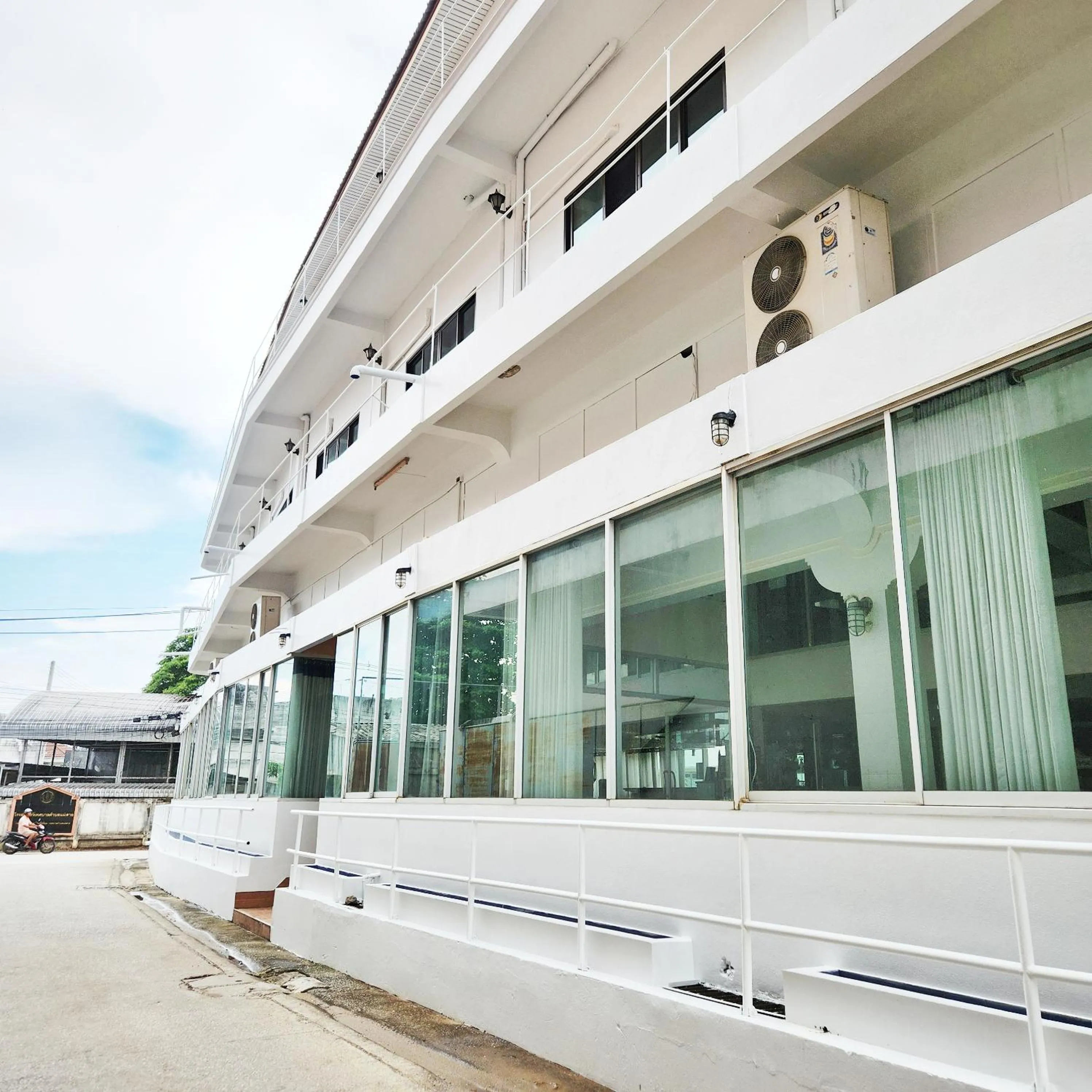 NAVY HOME HOTEL โรงแรมเนวี่โฮม