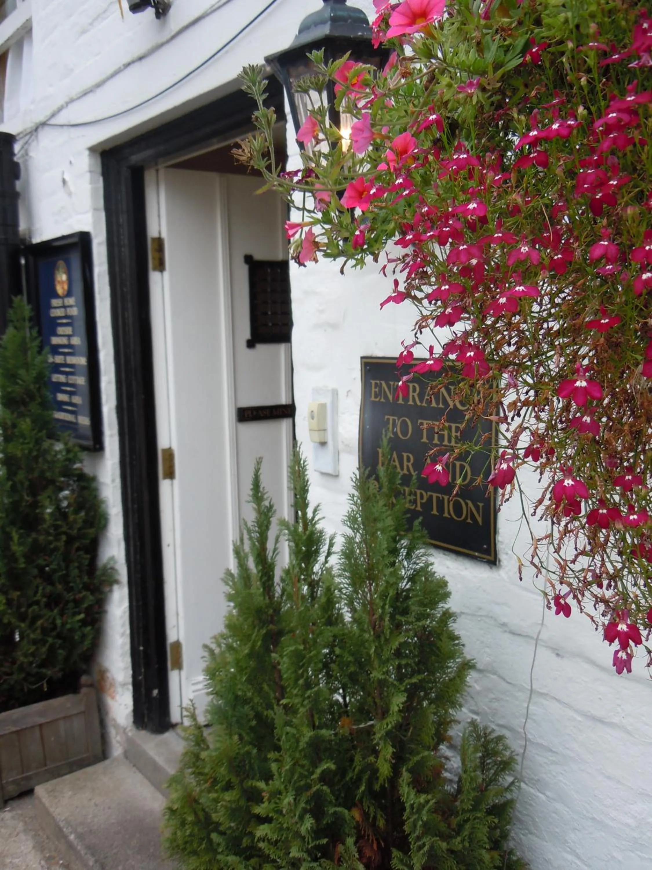 Facade/entrance in The New Inn