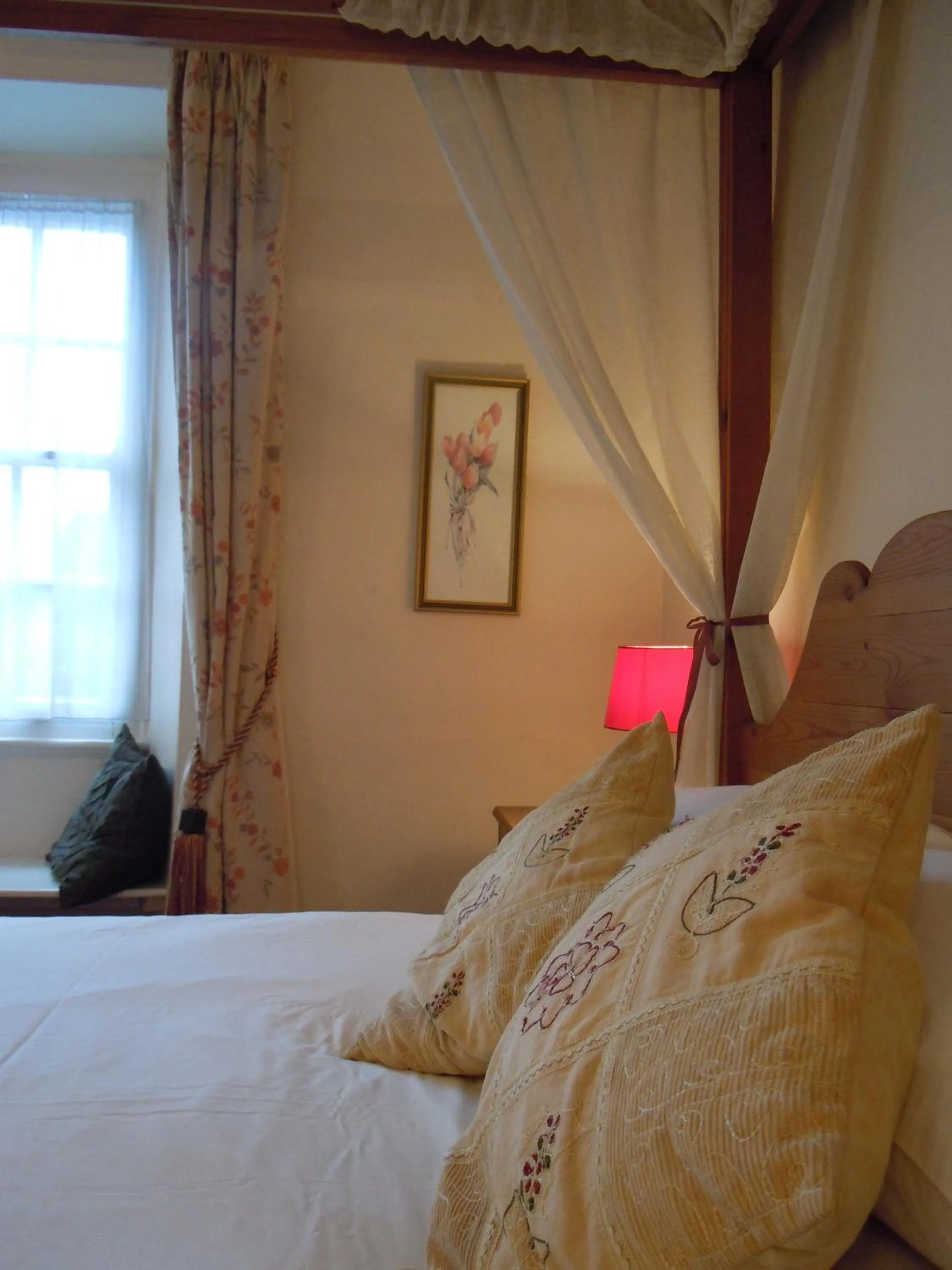 Decorative detail, Bed in The New Inn