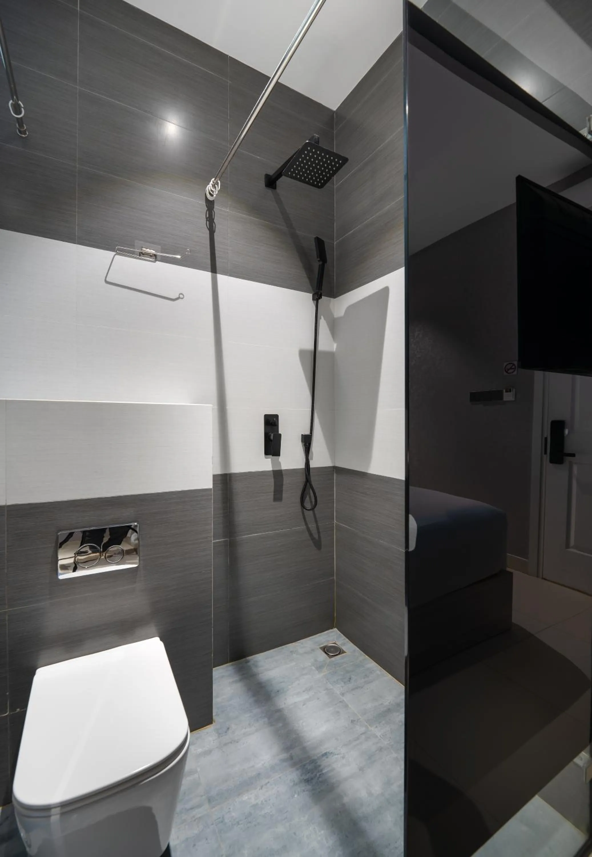 Shower in Mari Queen Hotel - Bui Thi Xuan